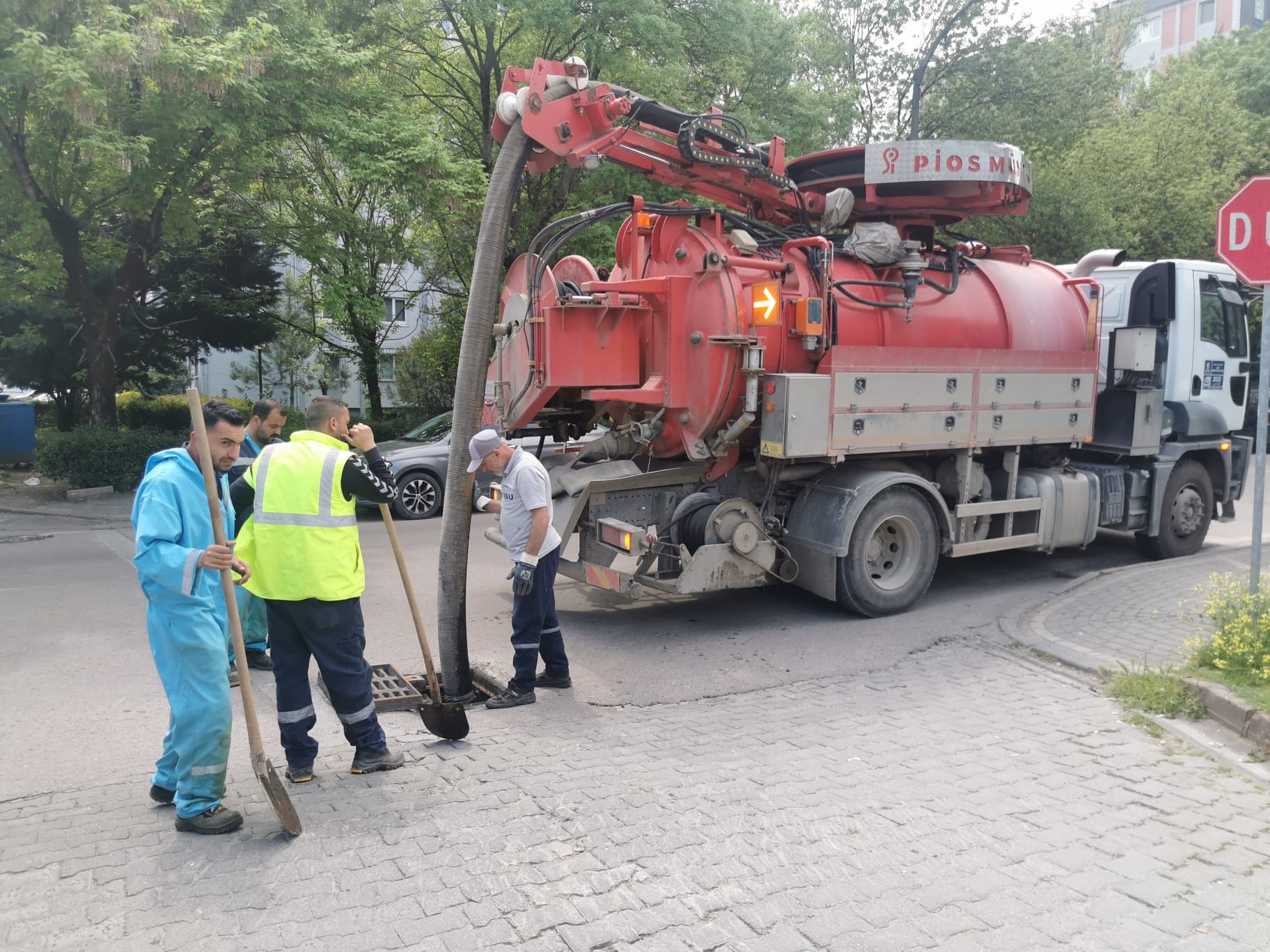 İSU, YAĞMUR ÖNCESİ MAZGAL VE IZGARA TEMİZLİKLERİ YAPIYOR