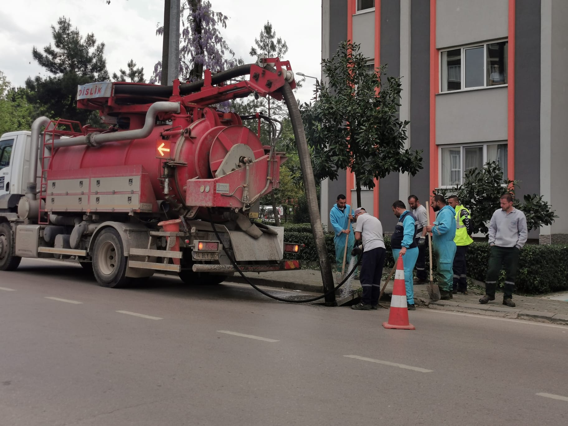 İSU, YAĞMUR ÖNCESİ MAZGAL VE IZGARA TEMİZLİKLERİ YAPIYOR