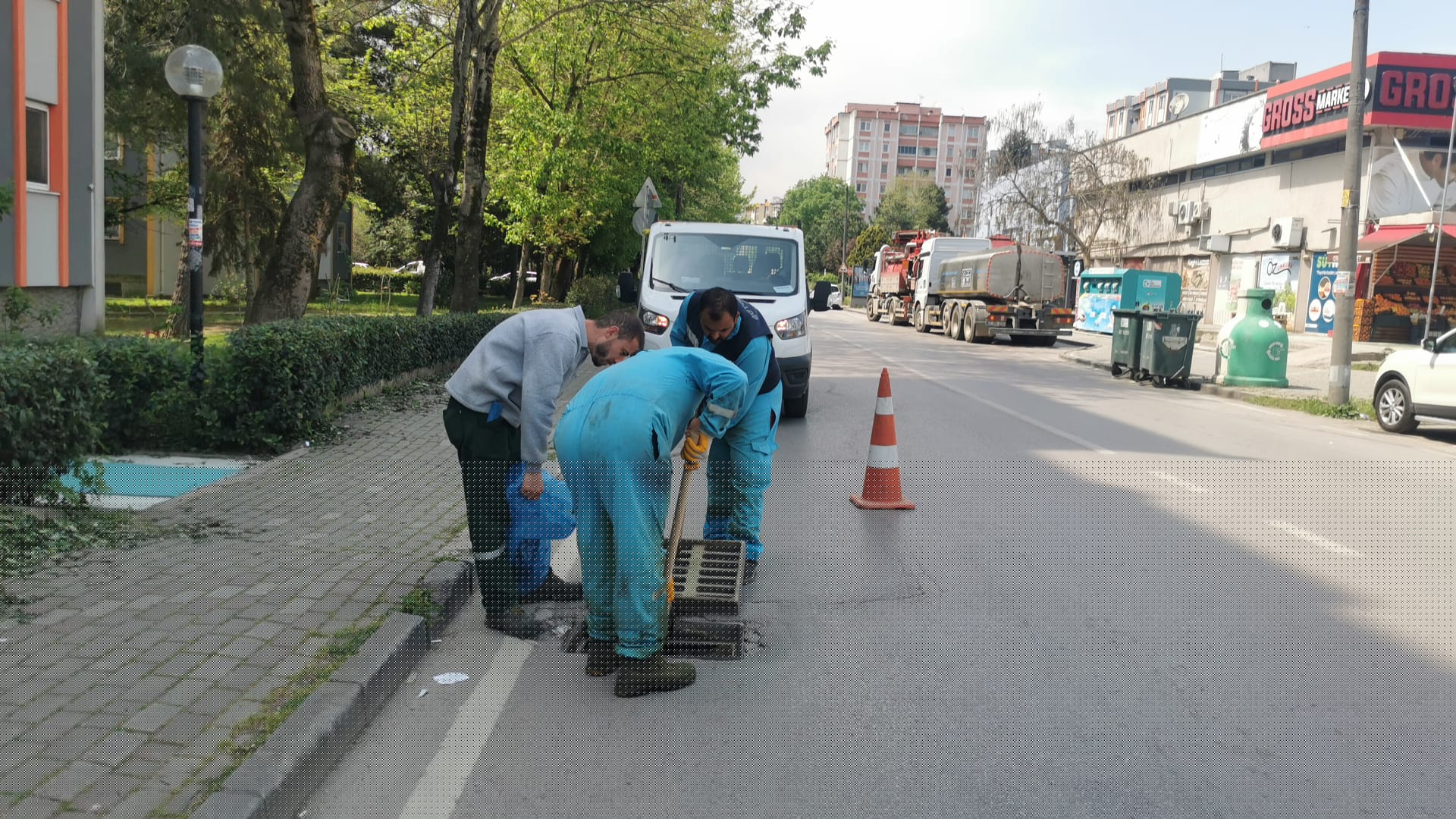 İSU, YAĞMUR ÖNCESİ MAZGAL VE IZGARA TEMİZLİKLERİ YAPIYOR