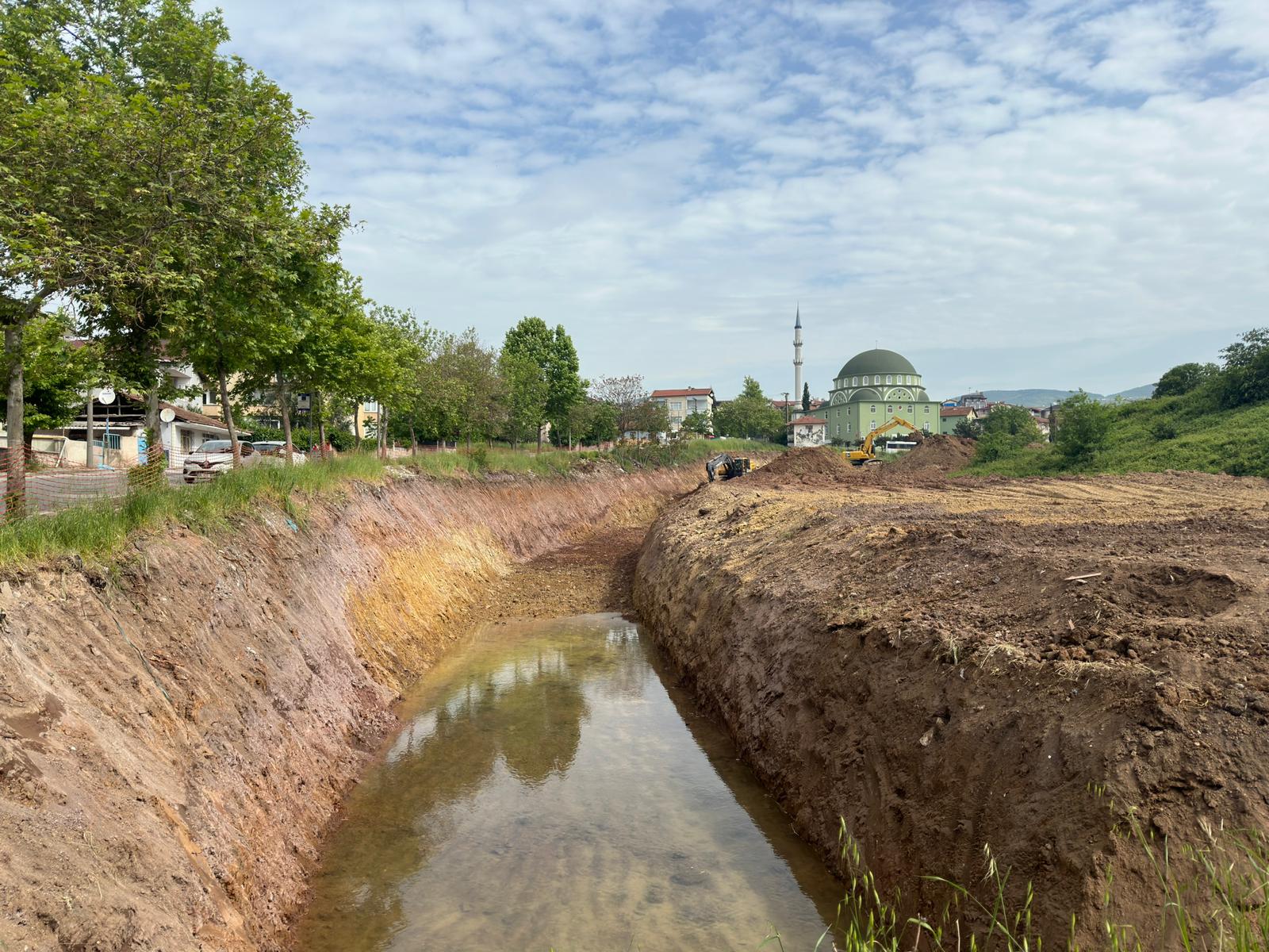 DERİNCE’DE DERE ISLAH ÇALIŞMASI YAPILIYOR
