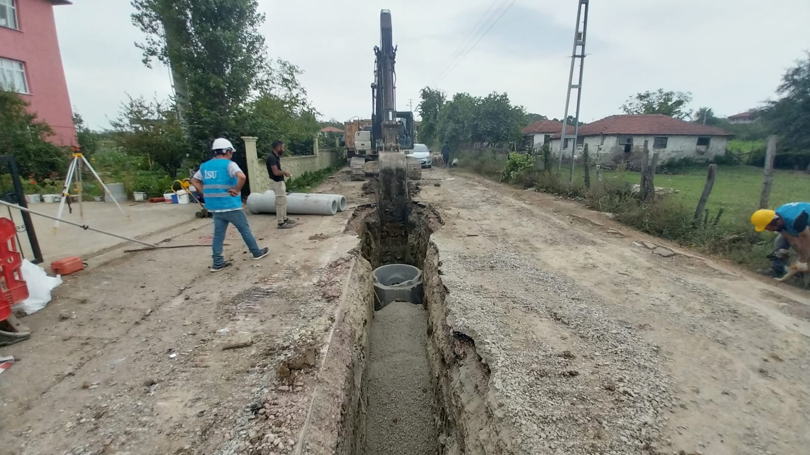 İSU, KANDIRA KARAAĞAÇ MAHALLESİ’NE YENİ KANALİZASYON HATTI YAPIYOR