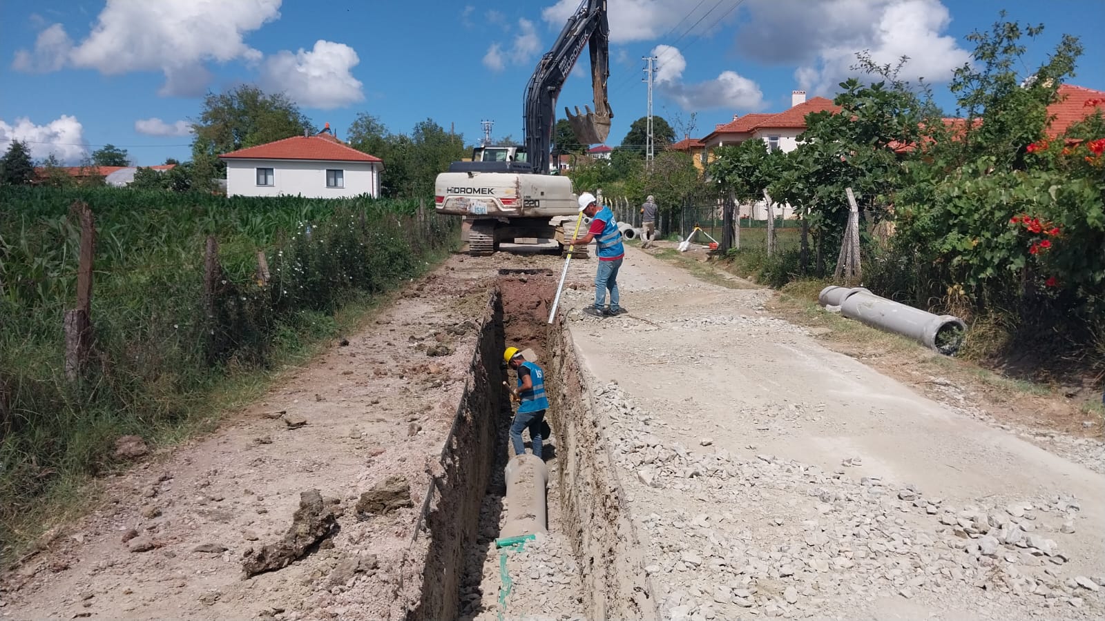 İSU, KANDIRA KARAAĞAÇ MAHALLESİ’NE YENİ KANALİZASYON HATTI YAPIYOR