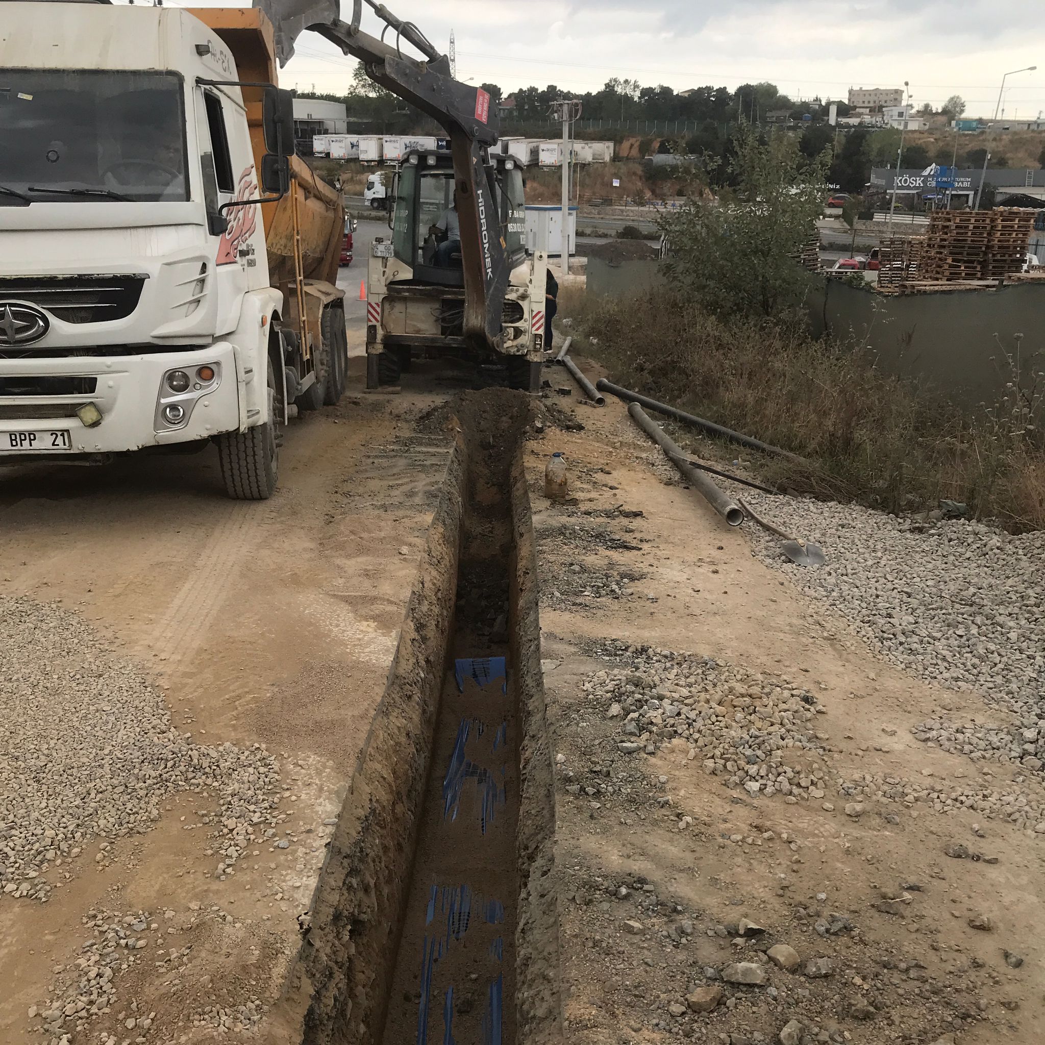 ÇAYIROVA’YA YENİ İÇME SUYU VE KANALİZASYON HATLARI YAPILIYOR