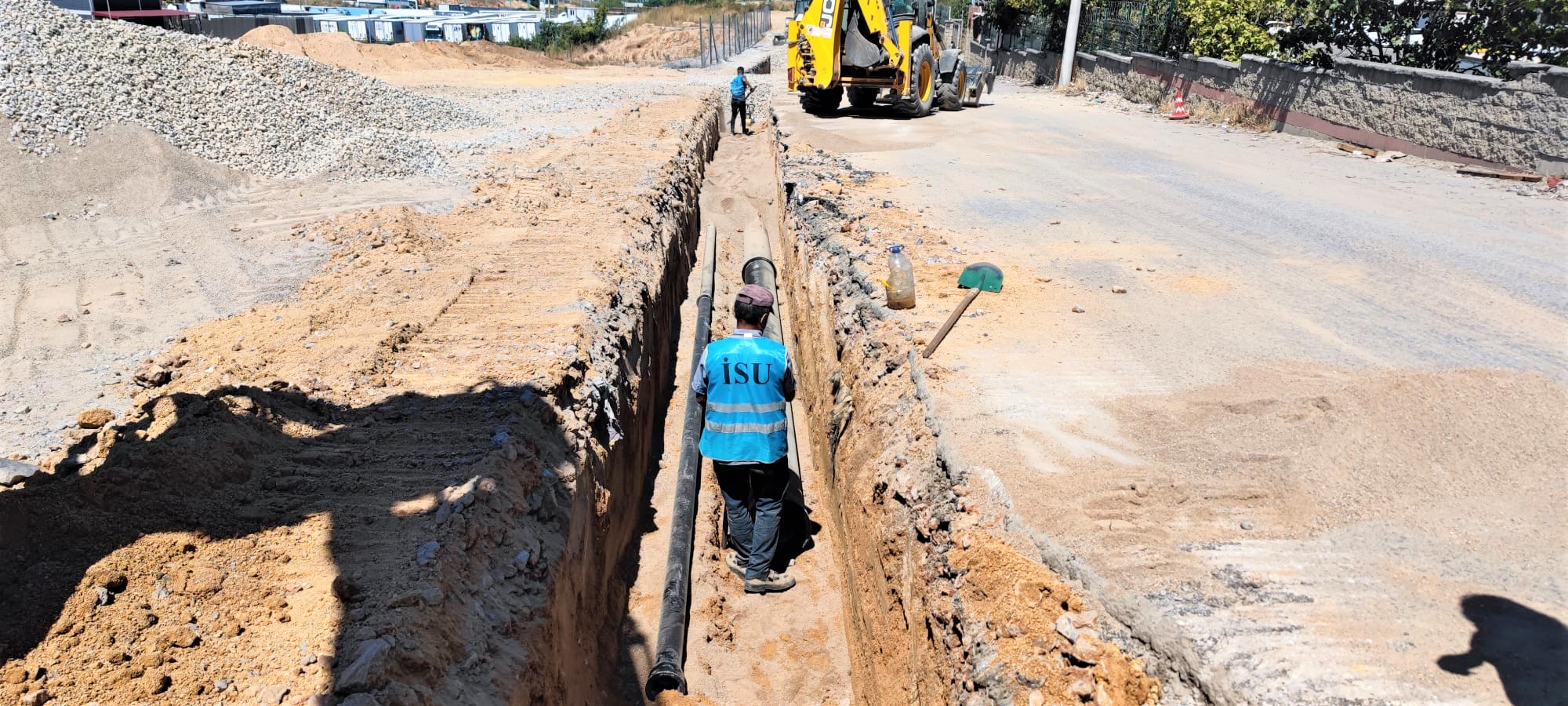 ÇAYIROVA’YA YENİ İÇME SUYU VE KANALİZASYON HATLARI YAPILIYOR