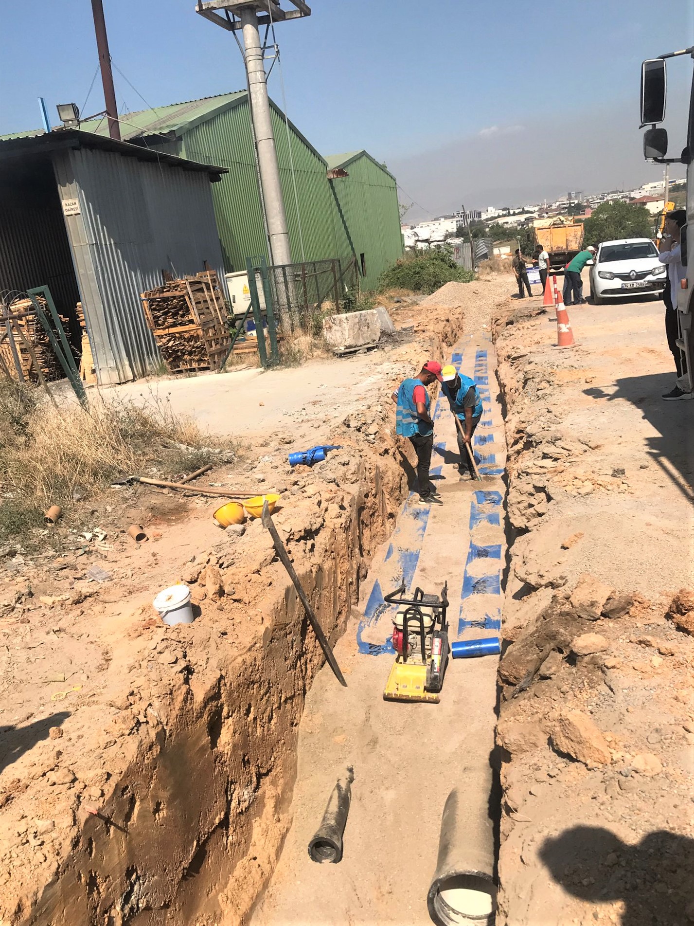 ÇAYIROVA’YA YENİ İÇME SUYU VE KANALİZASYON HATLARI YAPILIYOR