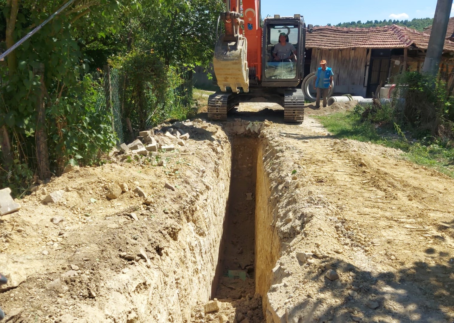 İSU, İZMİT KURTDERE MAHALLESİ’NE  YENİ İÇME SUYU VE KANALİZASYON HATTI YAPIYOR