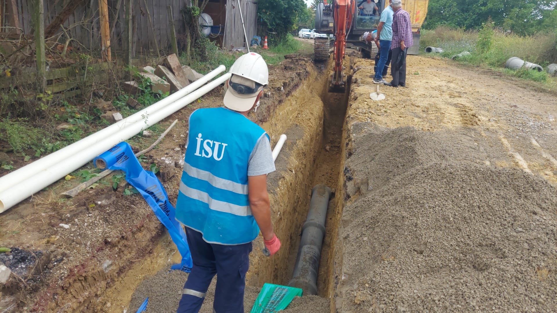 İSU, İZMİT KURTDERE MAHALLESİ’NE  YENİ İÇME SUYU VE KANALİZASYON HATTI YAPIYOR