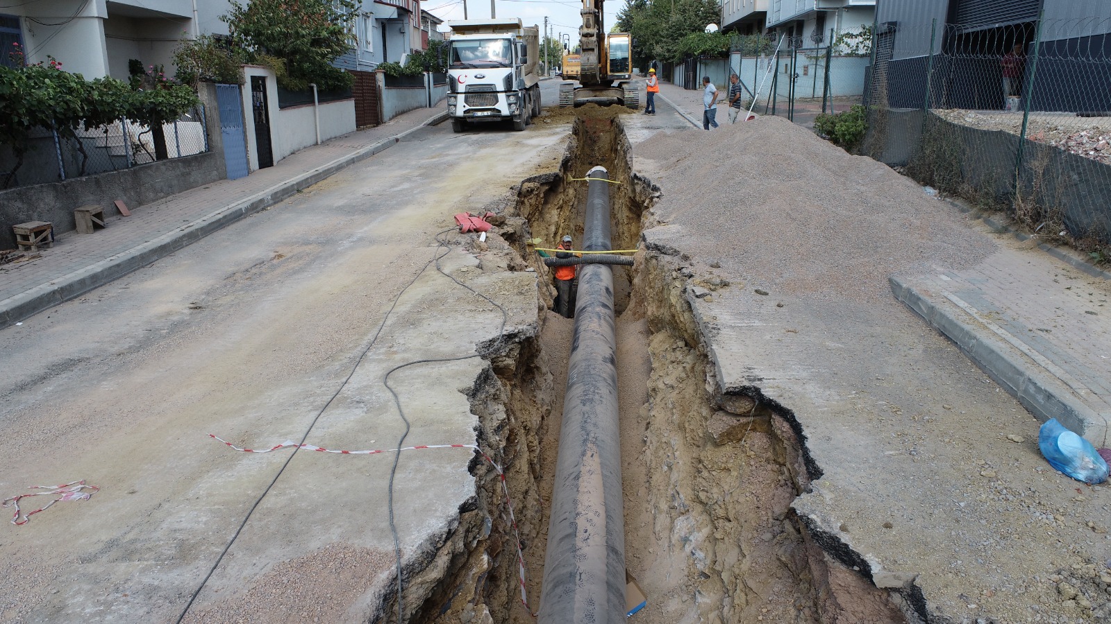 GEBZE KİRAZPINAR MAHALLESİ’NE ÇELİK BORULAR KULLANILARAK İÇME SUYU HATLARI YAPILIYOR