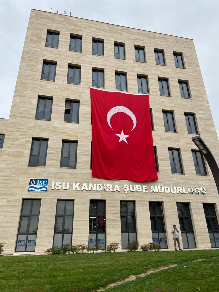 İSU, TÜRK BAYRAKLARIYLA DONATILDI