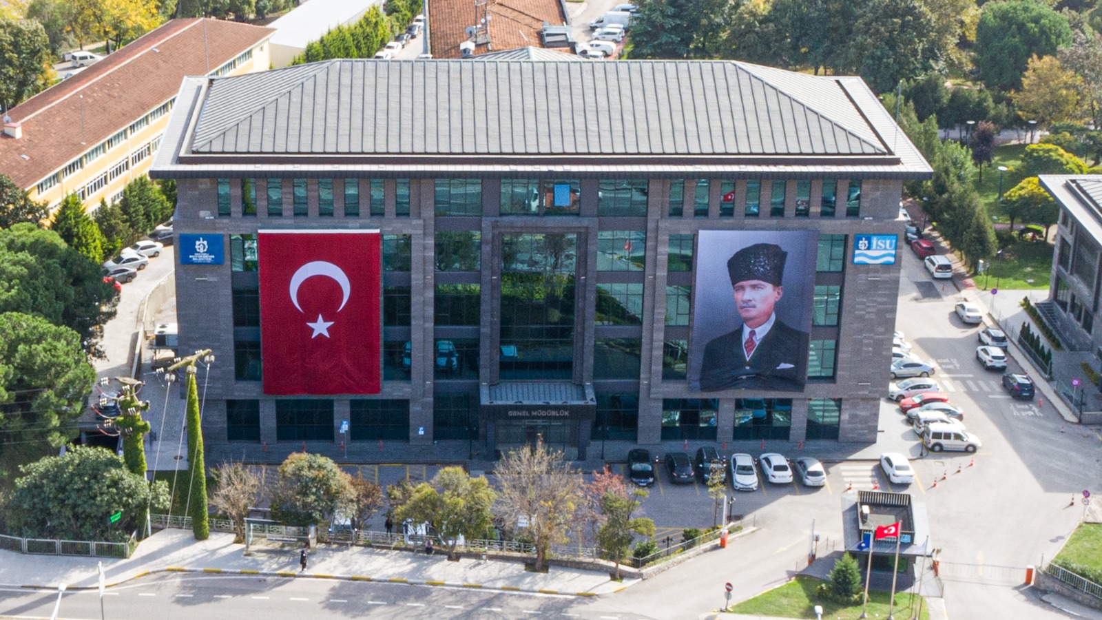 İSU, TÜRK BAYRAKLARIYLA DONATILDI