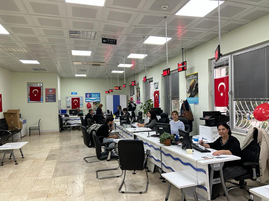 İSU, TÜRK BAYRAKLARIYLA DONATILDI
