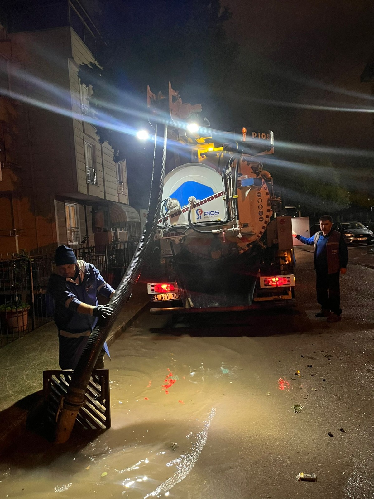 ŞİDDETLİ YAĞIŞLARDA İSU’DAN YOĞUN MESAİ
