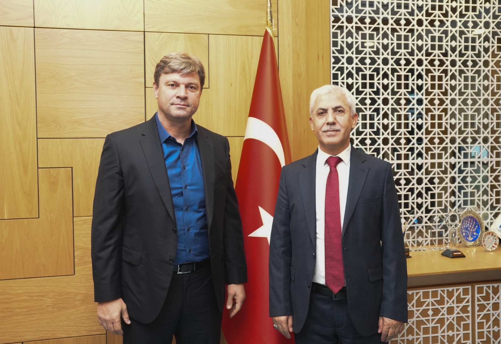 KOCAELİSPOR TEKNİK DİREKTÖRÜ ERTUĞRUL SAĞLAM, İSU PERSONELİYLE BİR ARAYA GELDİ