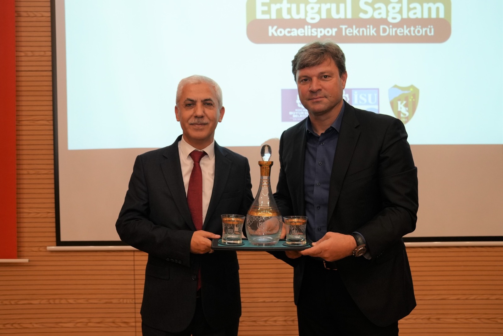 KOCAELİSPOR TEKNİK DİREKTÖRÜ ERTUĞRUL SAĞLAM, İSU PERSONELİYLE BİR ARAYA GELDİ