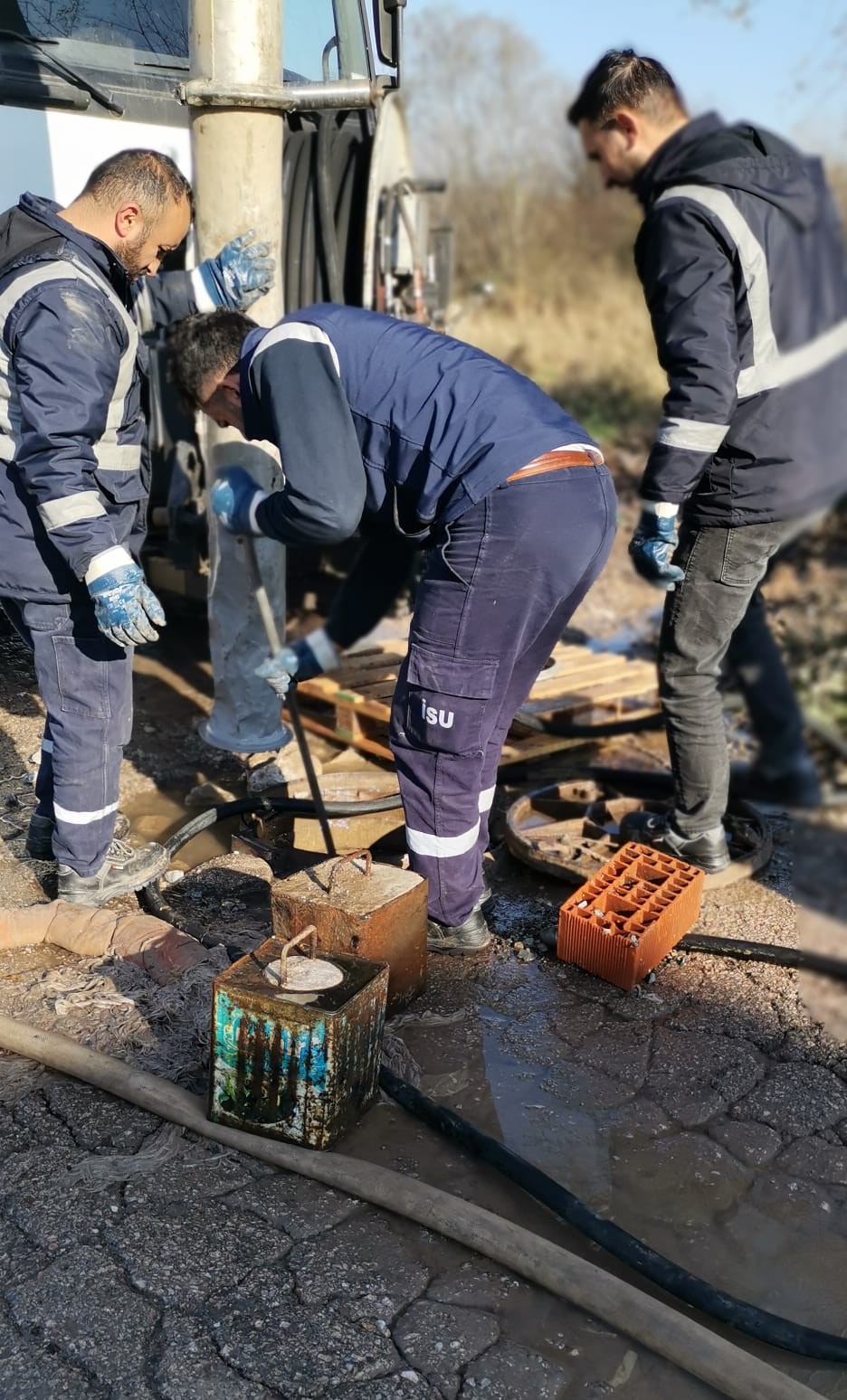 KARTEPE’DE ANA KANAL HATTINI TONOZLARLA TIKADILAR!