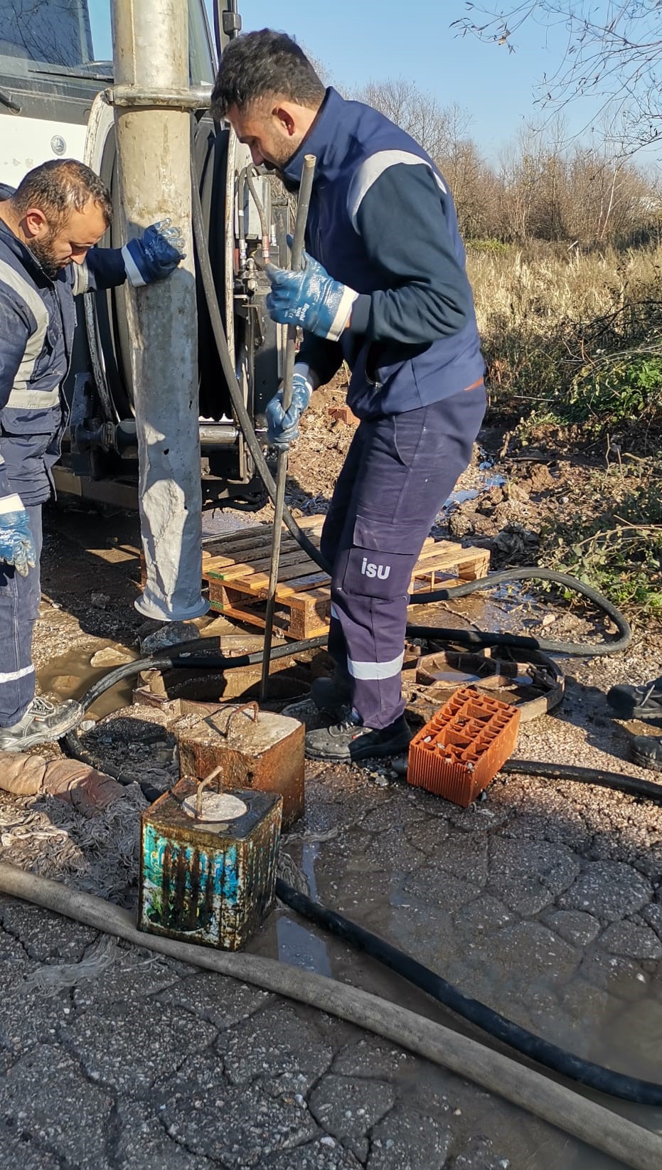 KARTEPE’DE ANA KANAL HATTINI TONOZLARLA TIKADILAR!