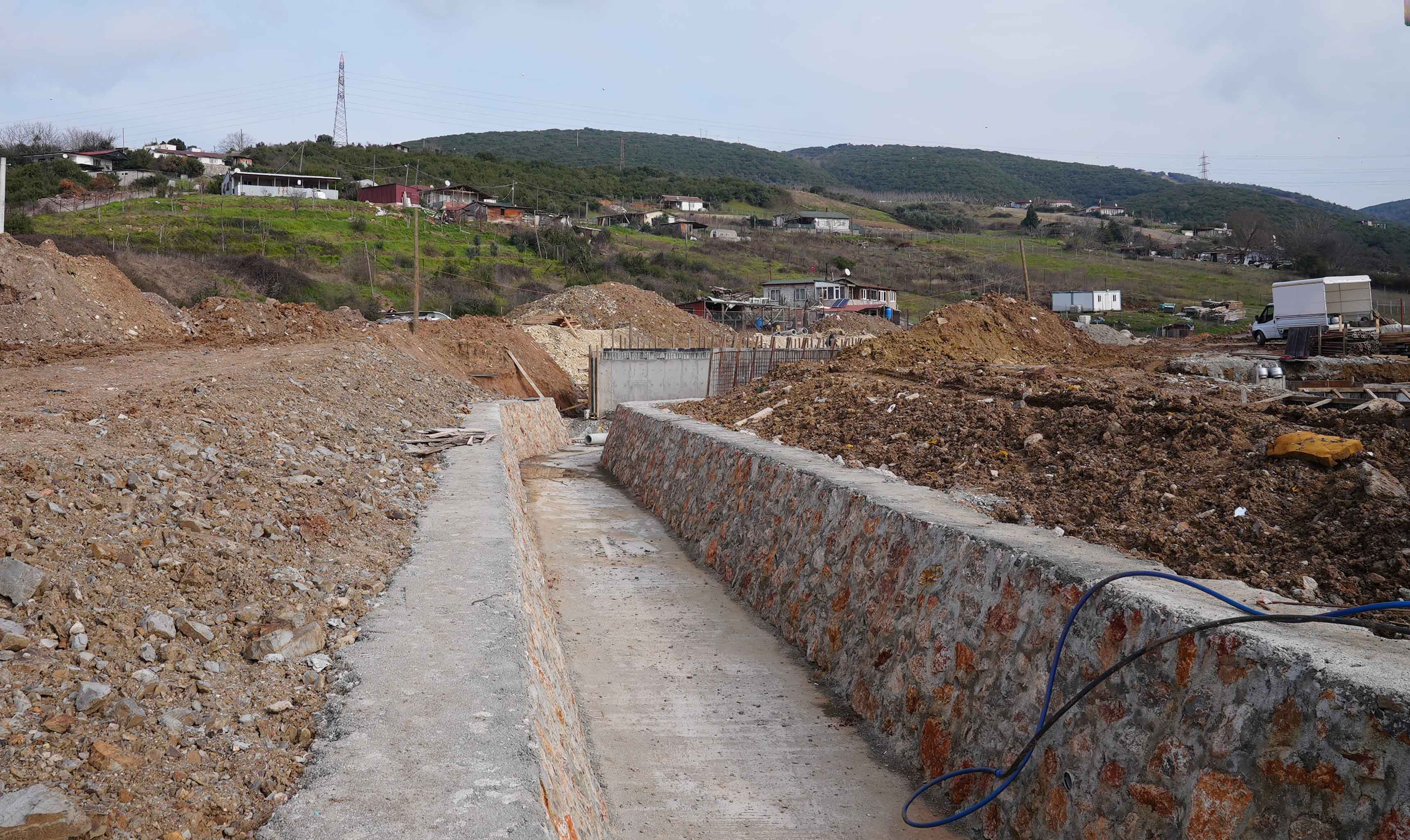 DERİNCE’DE DERE ISLAH ÇALIŞMASI YAPILIYOR
