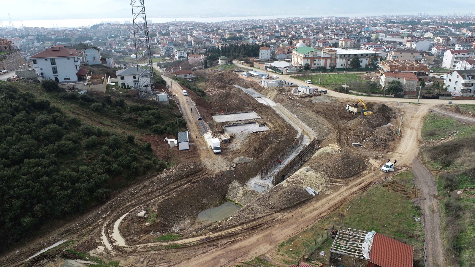 DERİNCE’DE DERE ISLAH ÇALIŞMASI YAPILIYOR