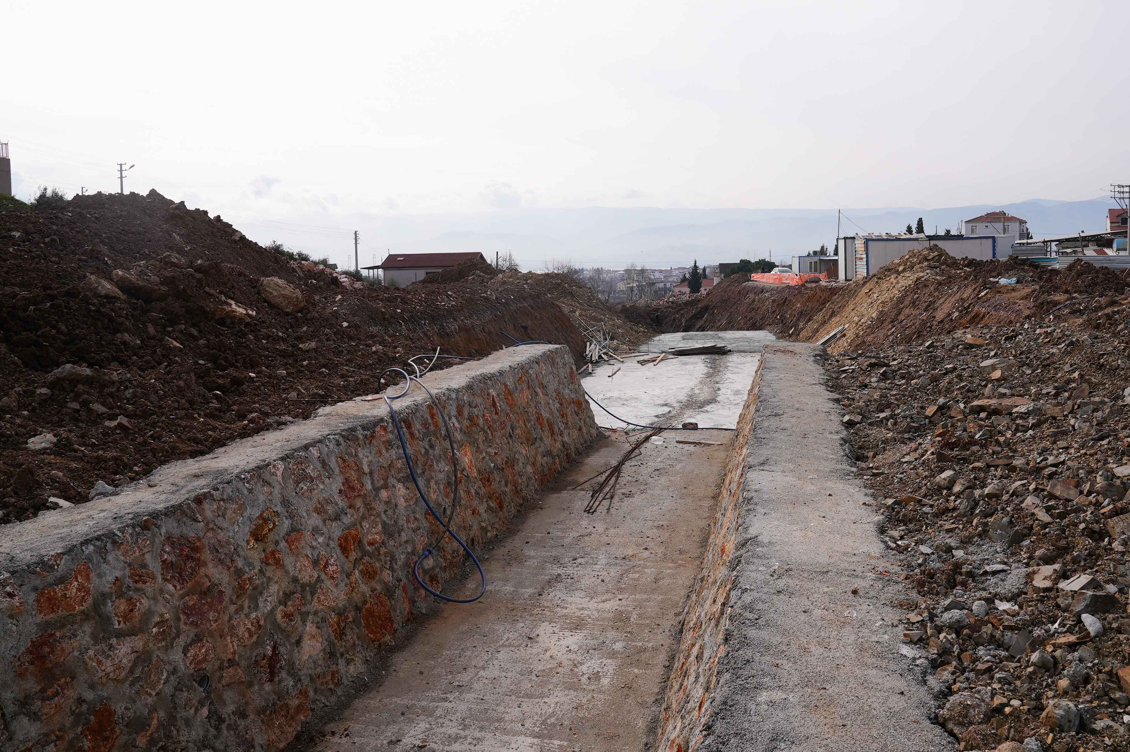 DERİNCE’DE DERE ISLAH ÇALIŞMASI YAPILIYOR