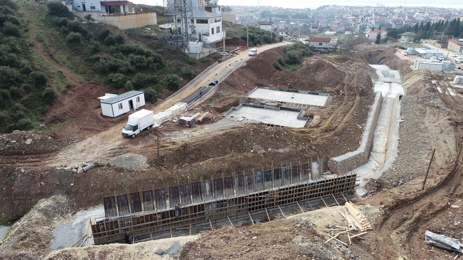 DERİNCE’DE DERE ISLAH ÇALIŞMASI YAPILIYOR