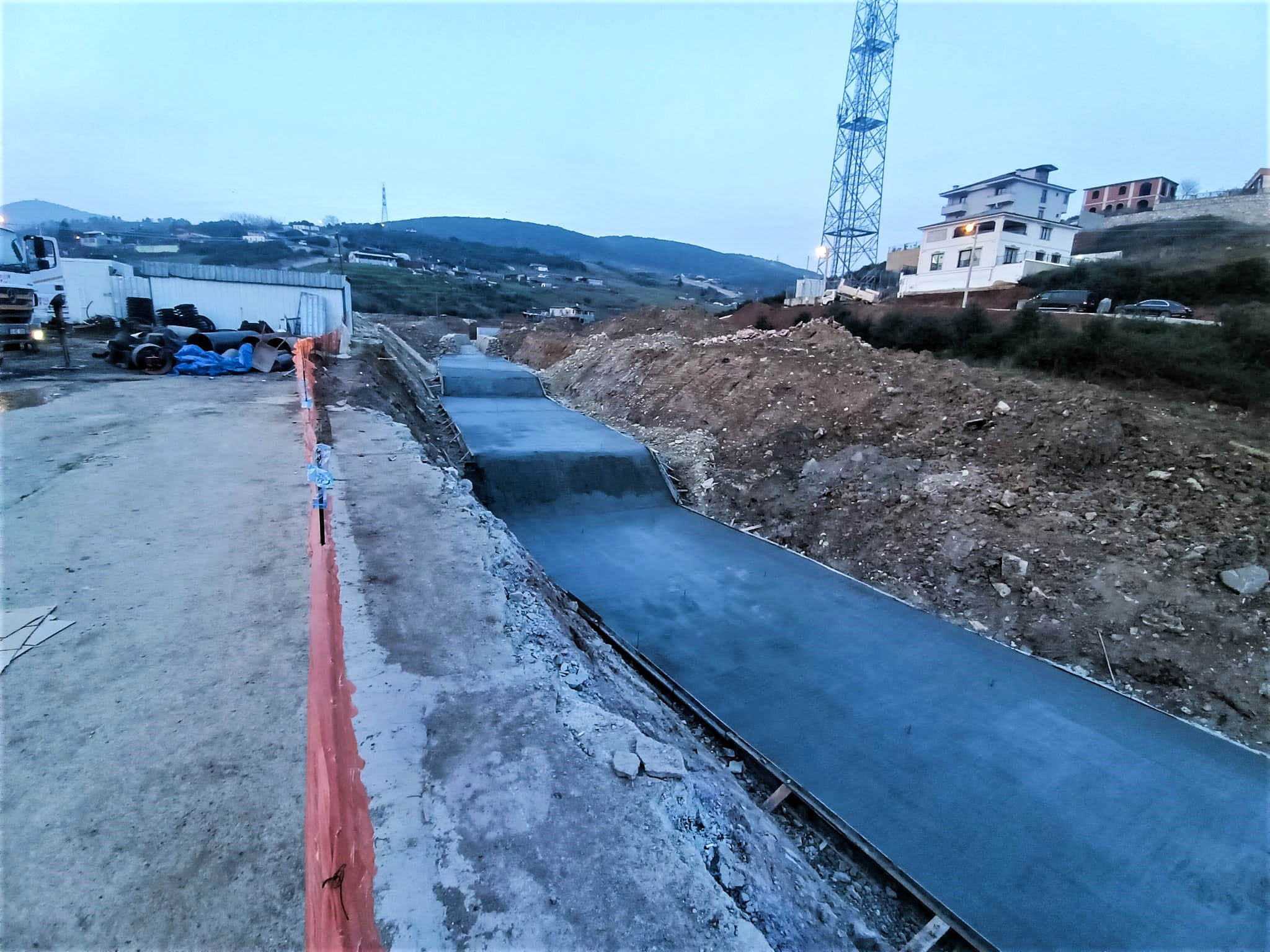 DERİNCE’DE DERE ISLAH ÇALIŞMASI YAPILIYOR