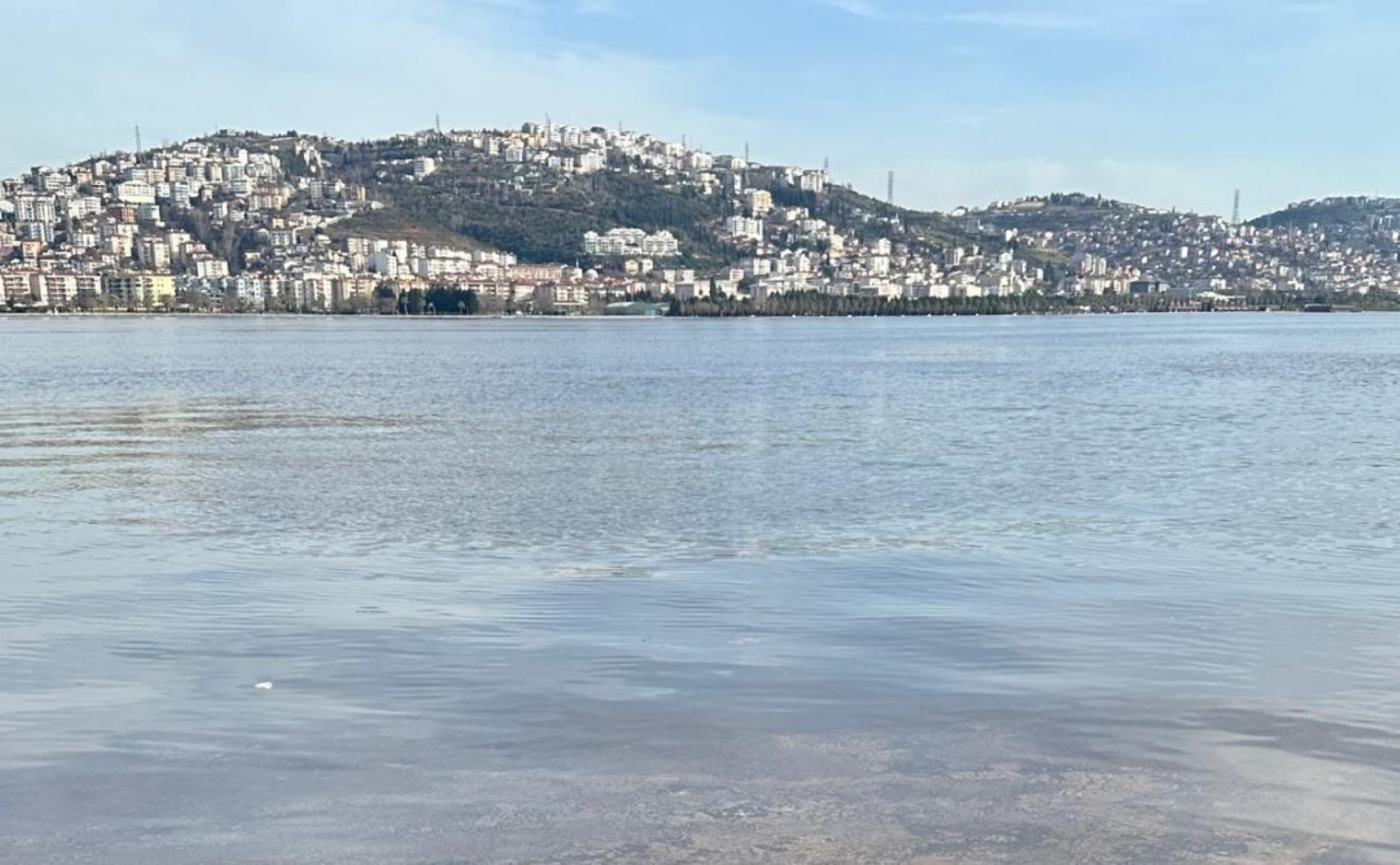 "İZMİT KÖRFEZİ’NDE MÜSİLAJ YOK. KIRMIZILIK, MEVSİMSEL GEÇİŞTEN KAYNAKLANIYOR."