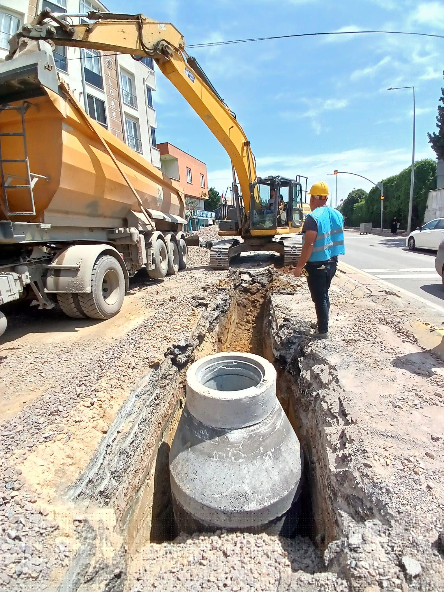 İSU, TUZLA CADDESİ’NE 740 METRE YENİ YAĞMUR SUYU HATTI YAPIYOR