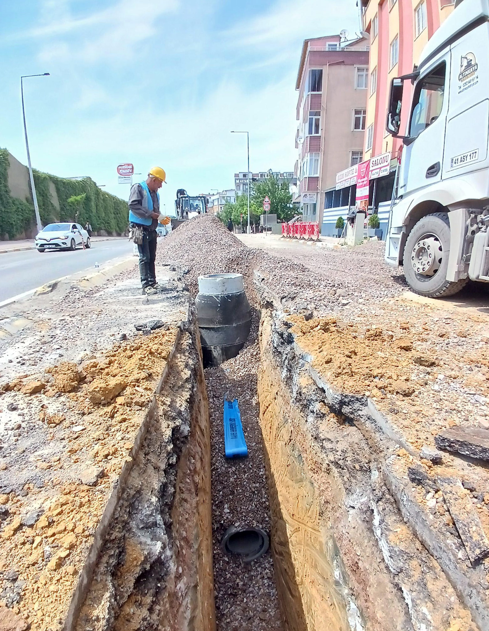 İSU, TUZLA CADDESİ’NE 740 METRE YENİ YAĞMUR SUYU HATTI YAPIYOR