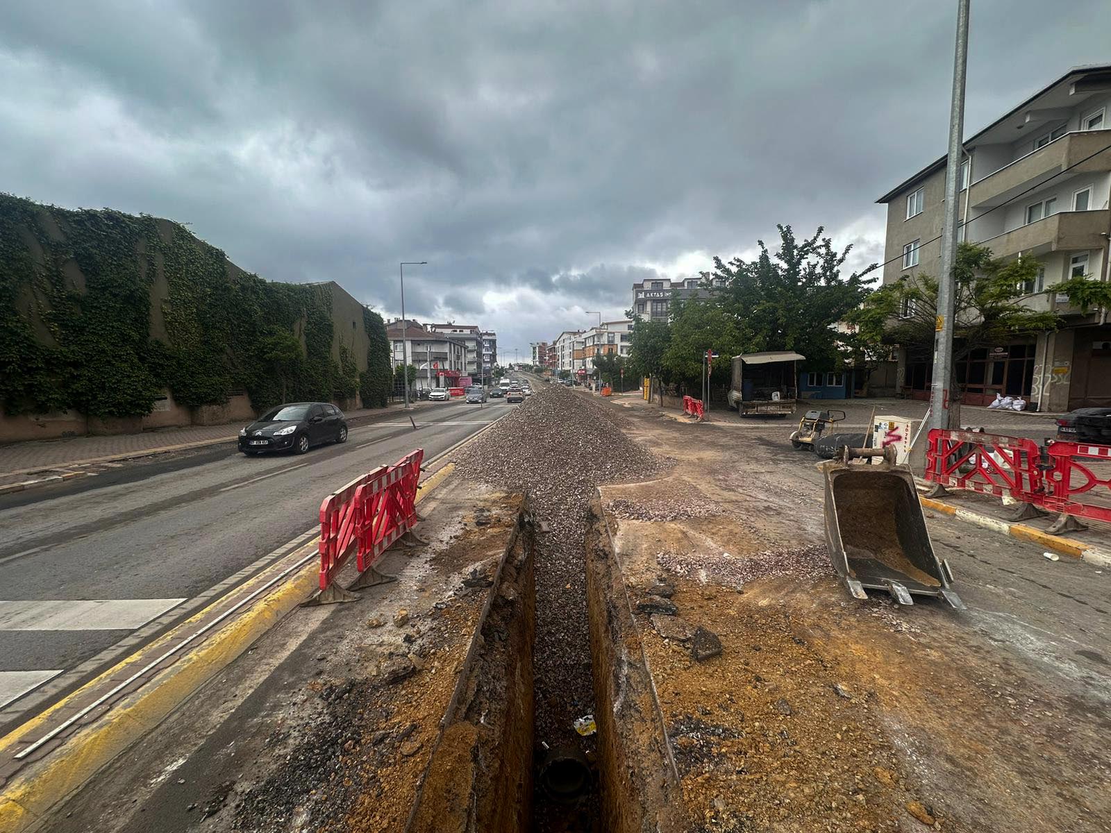 İSU, TUZLA CADDESİ’NE 740 METRE YENİ YAĞMUR SUYU HATTI YAPIYOR