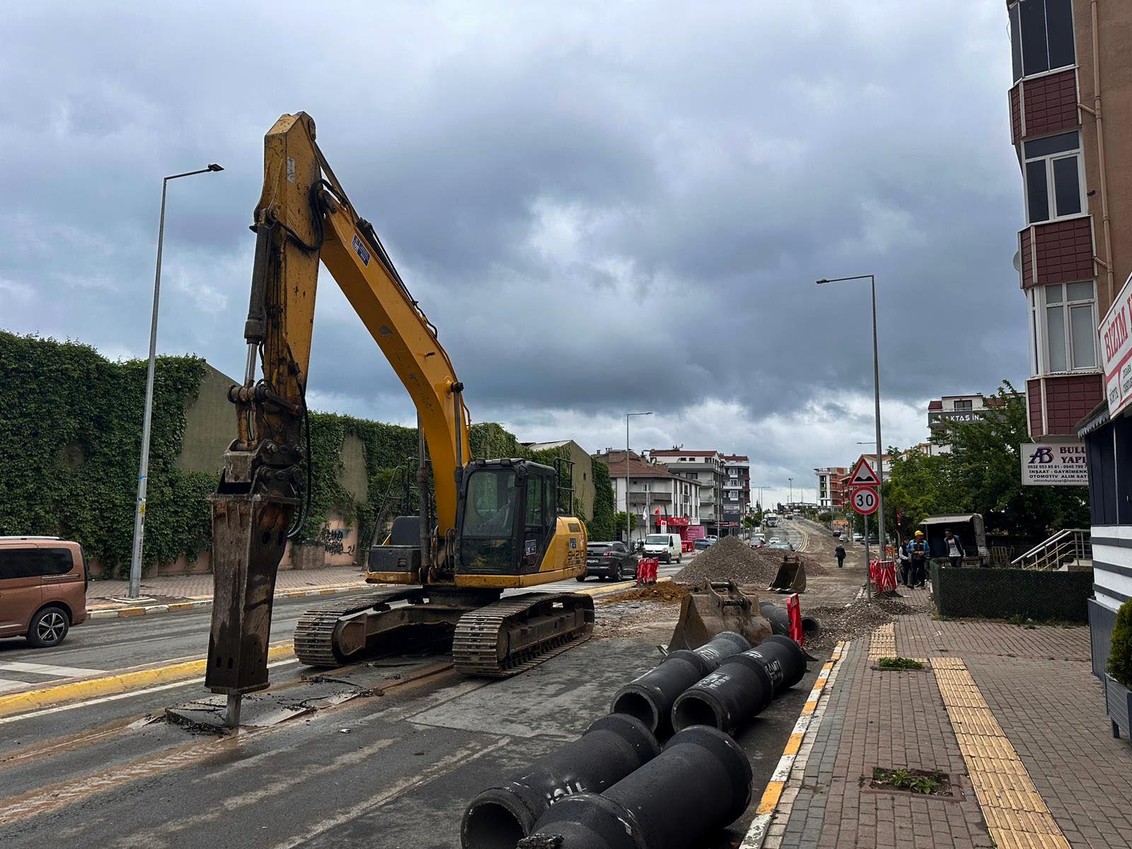 İSU, TUZLA CADDESİ’NE 740 METRE YENİ YAĞMUR SUYU HATTI YAPIYOR