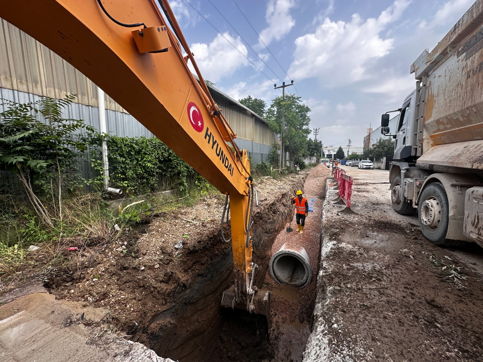 BAŞİSKELE KARADENİZLİLER MAHALLESİ’NE 2 BİN 600 METRE YENİ YAĞMUR SUYU HATTI