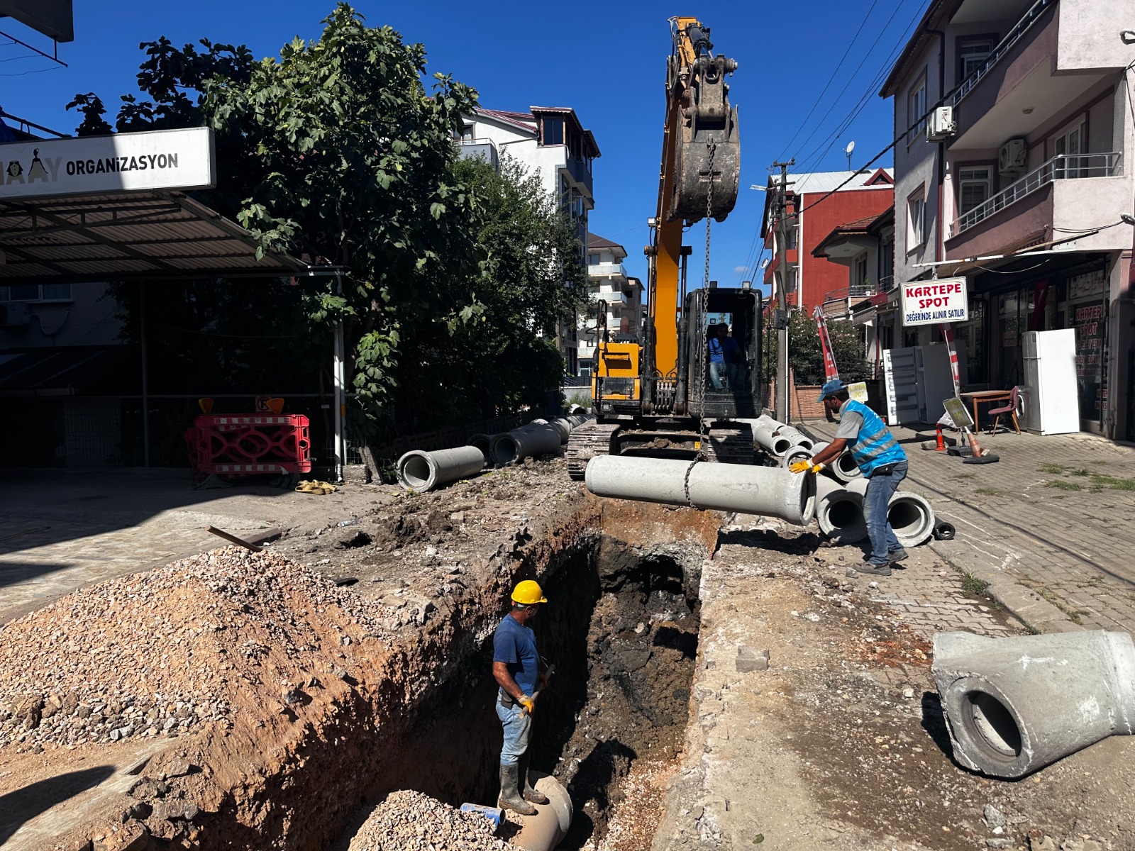 KARTEPE’DE ALTYAPI ÇALIŞMASI GECE GÜNDÜZ DEMEDEN SÜRÜYOR