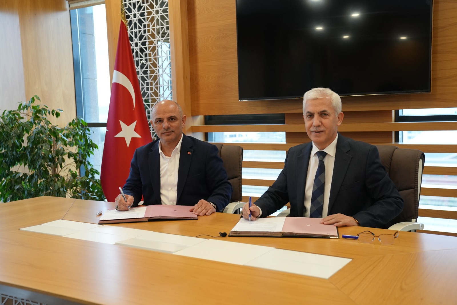 İSU’DAN DİJİTAL HİZMET KOLAYLIĞI: İSU VE KÖRFEZ BELEDİYESİ ARASINDA PROTOKOL İMZALANDI
