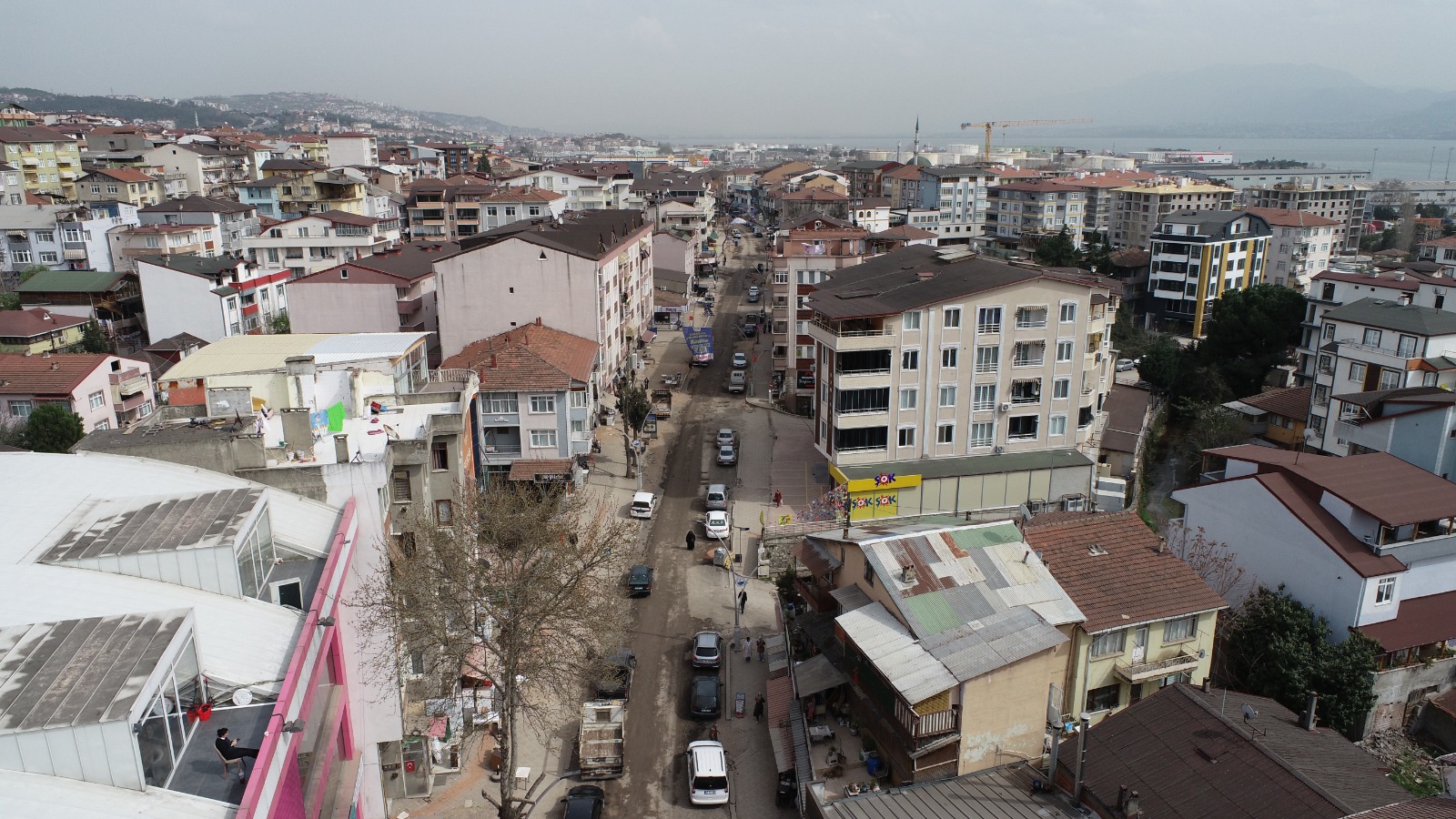 BÜYÜKŞEHİR’DEN DERİNCE’NİN KALBİNDE HUMMALI ÇALIŞMA