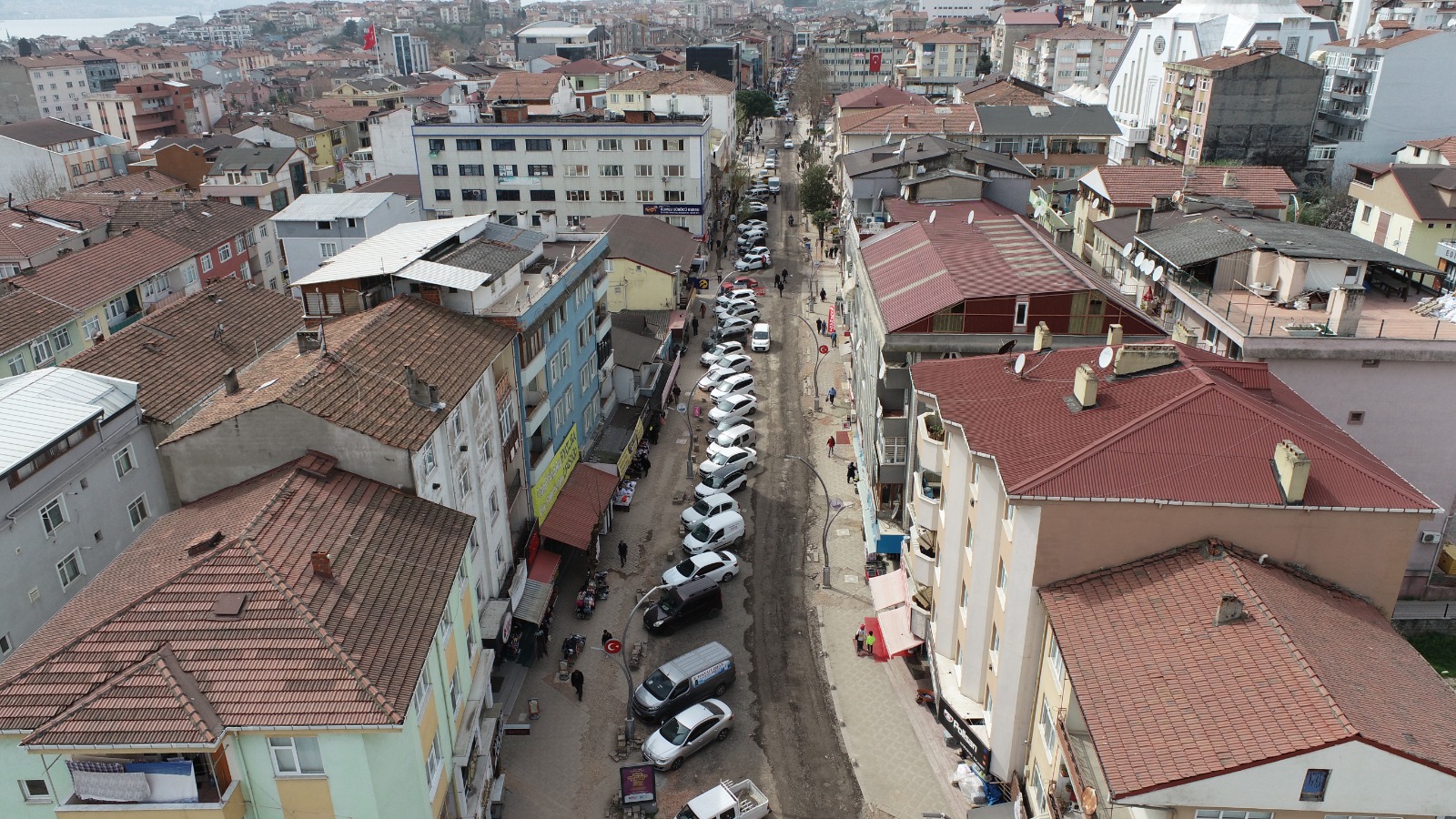 BÜYÜKŞEHİR’DEN DERİNCE’NİN KALBİNDE HUMMALI ÇALIŞMA