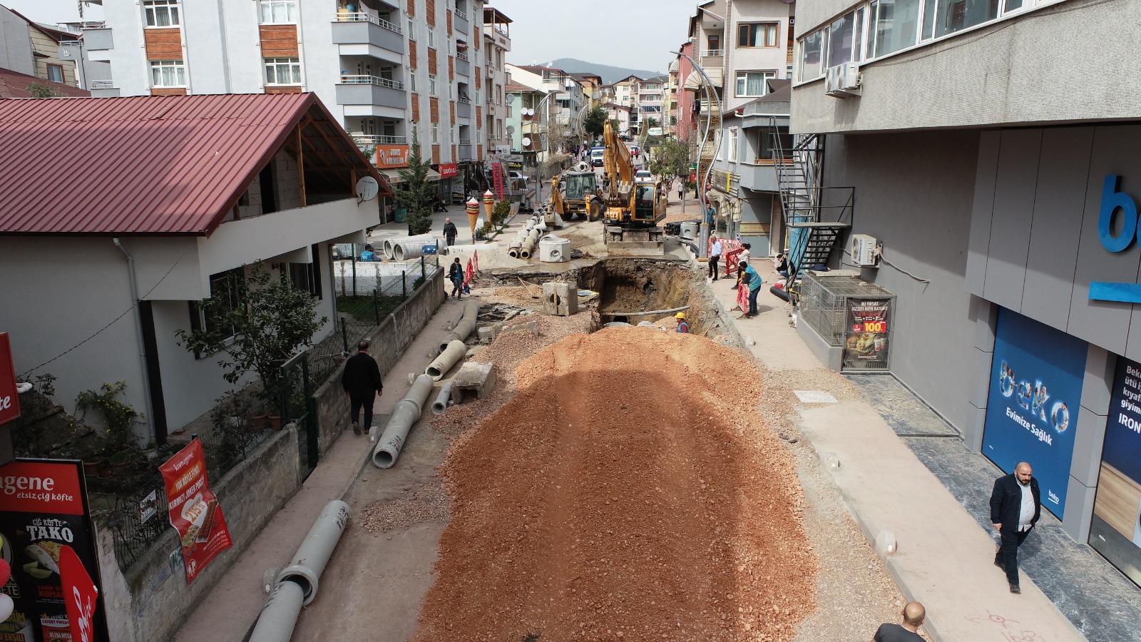 BÜYÜKŞEHİR’DEN DERİNCE’NİN KALBİNDE HUMMALI ÇALIŞMA