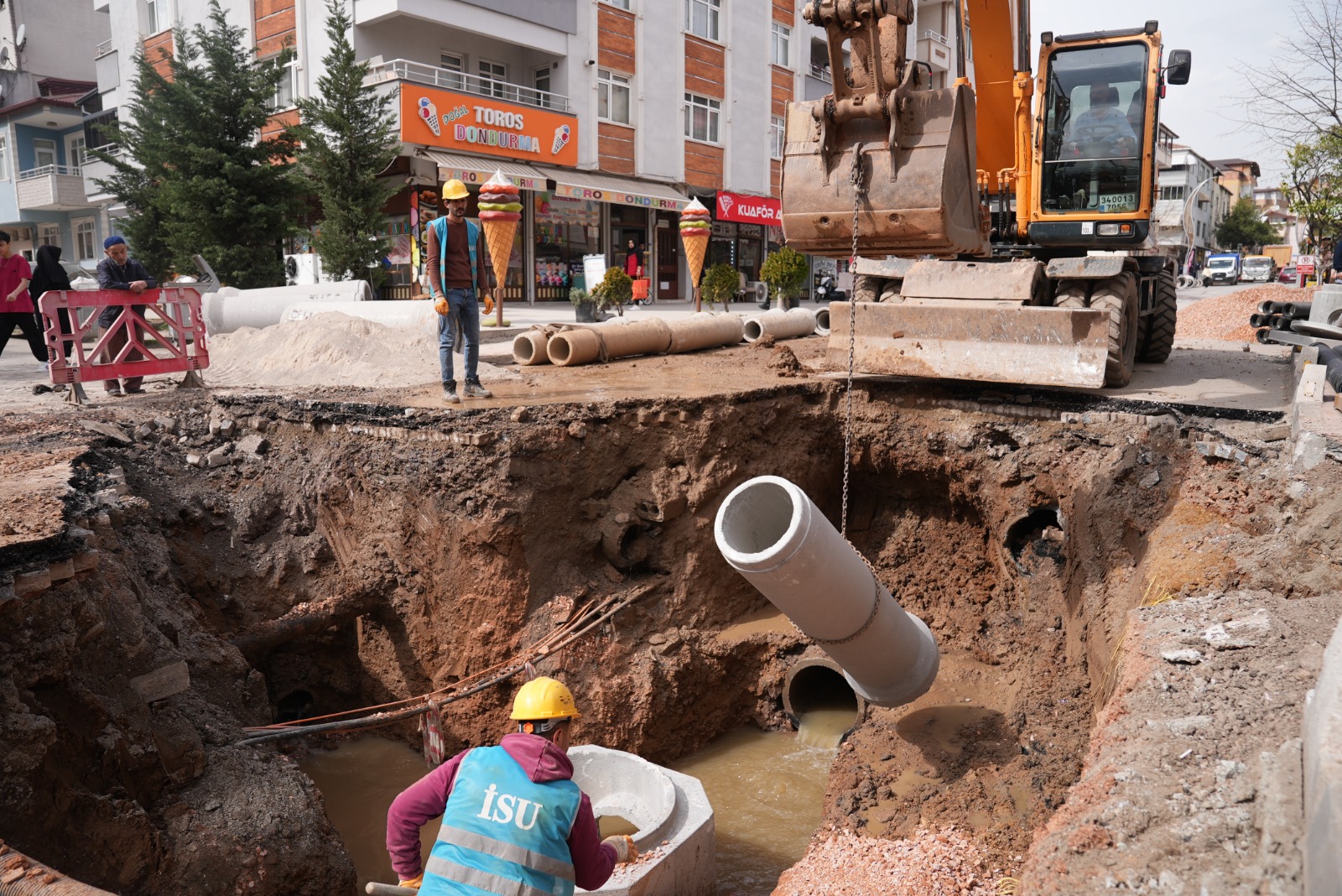 BÜYÜKŞEHİR’DEN DERİNCE’NİN KALBİNDE HUMMALI ÇALIŞMA