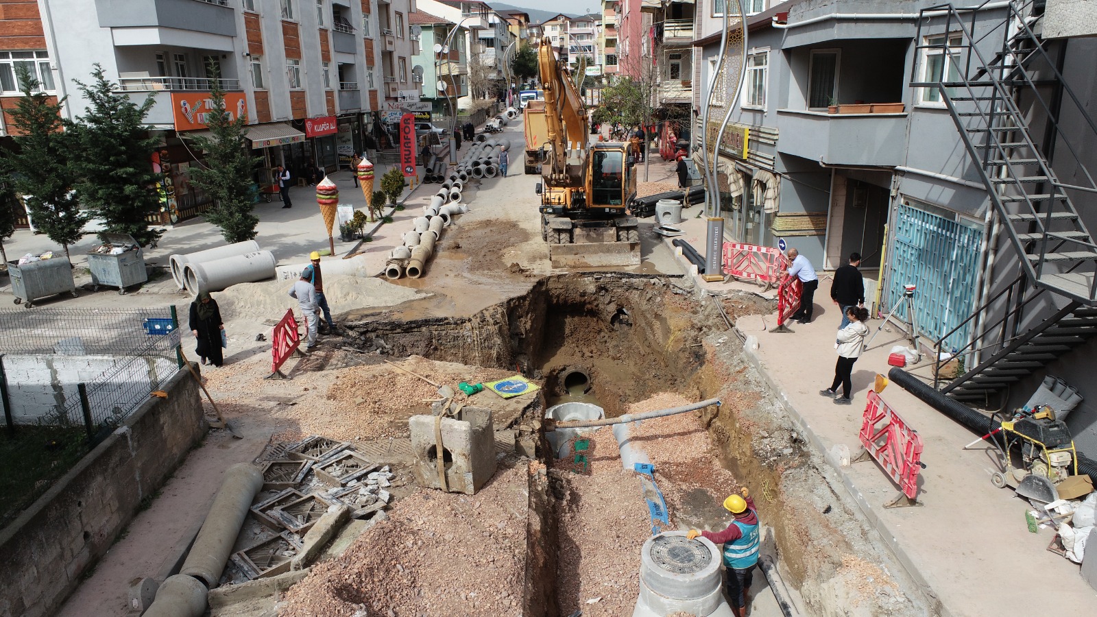 BÜYÜKŞEHİR’DEN DERİNCE’NİN KALBİNDE HUMMALI ÇALIŞMA