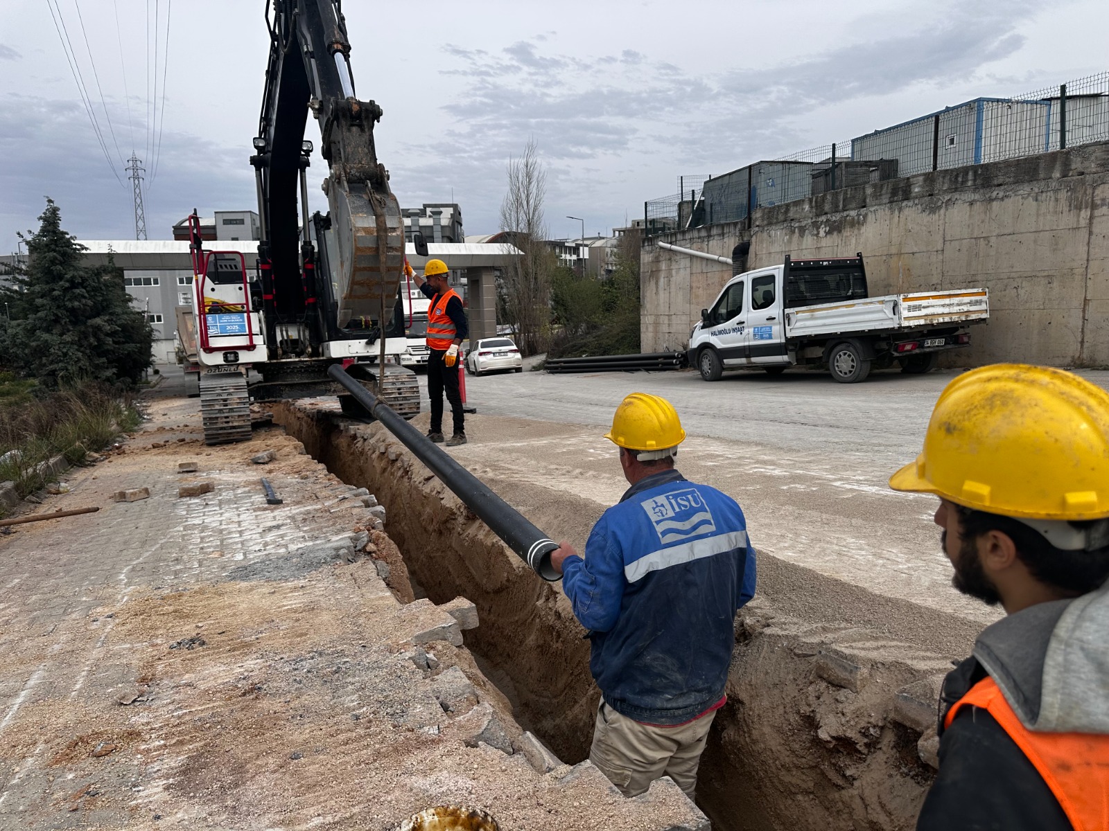 İSU, ÇAYIROVA ŞEKERPINAR’DA YENİ ALTYAPI HATLARI YAPIYOR