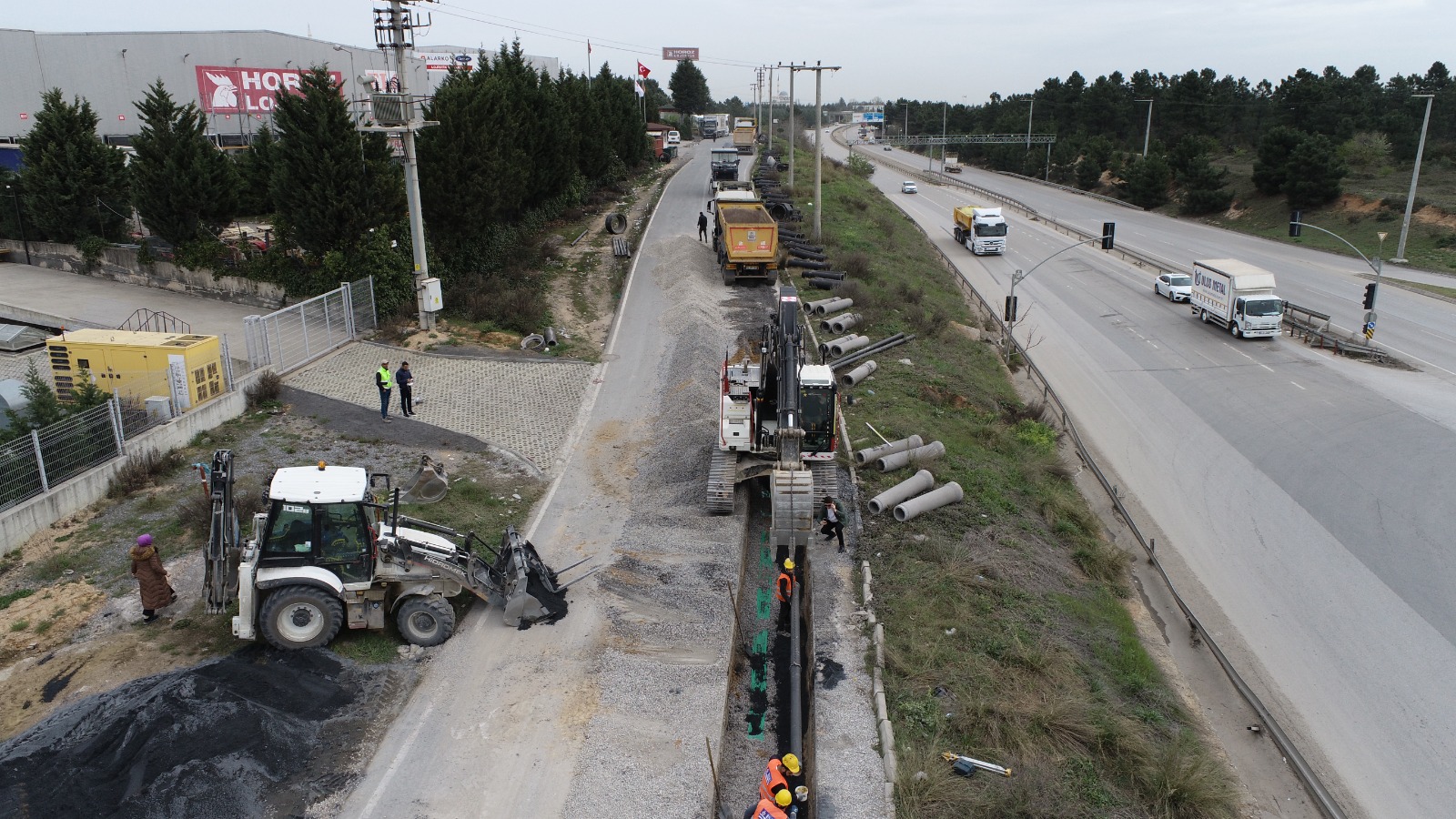 İSU, ÇAYIROVA ŞEKERPINAR’DA YENİ ALTYAPI HATLARI YAPIYOR