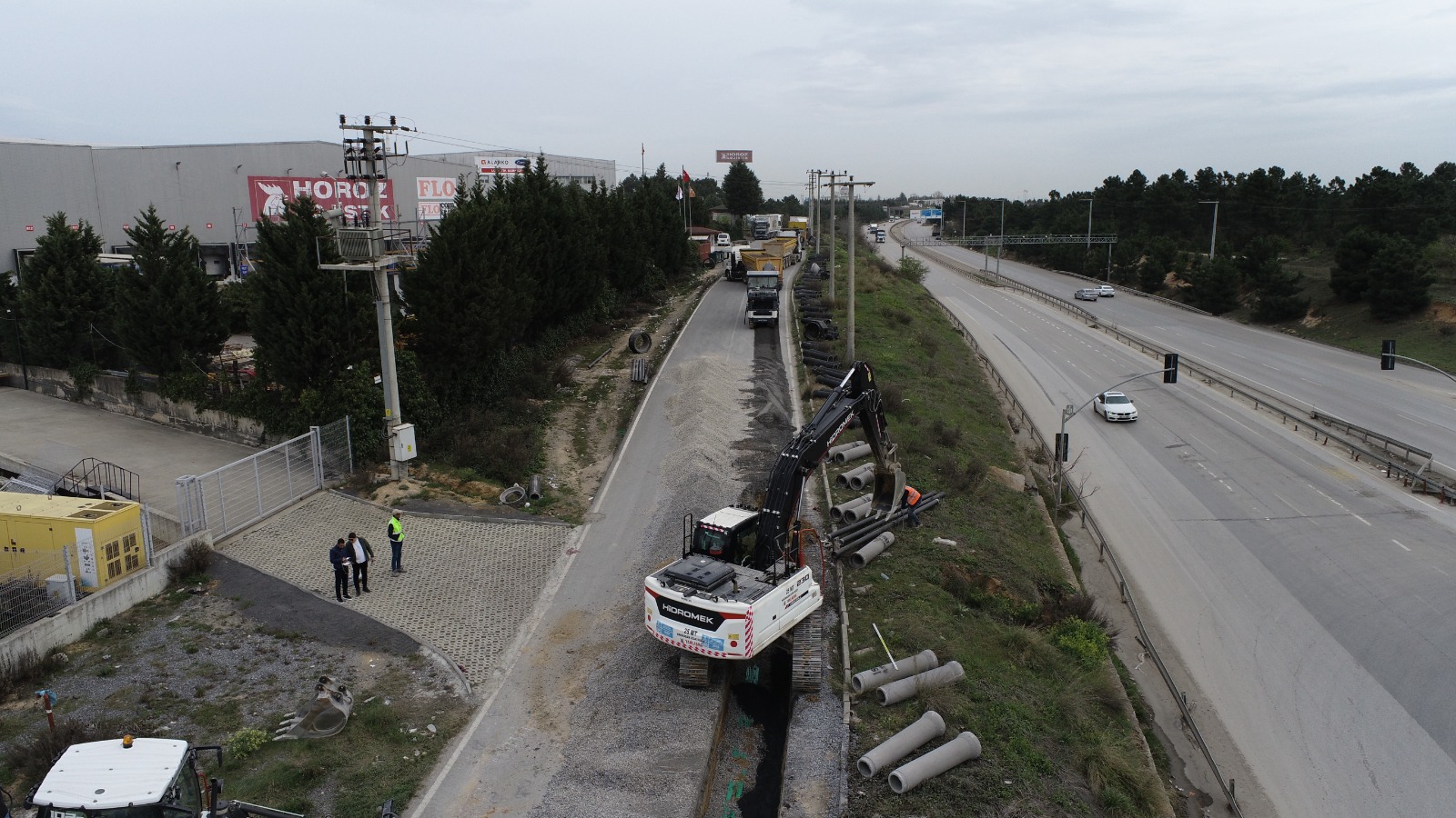 İSU, ÇAYIROVA ŞEKERPINAR’DA YENİ ALTYAPI HATLARI YAPIYOR