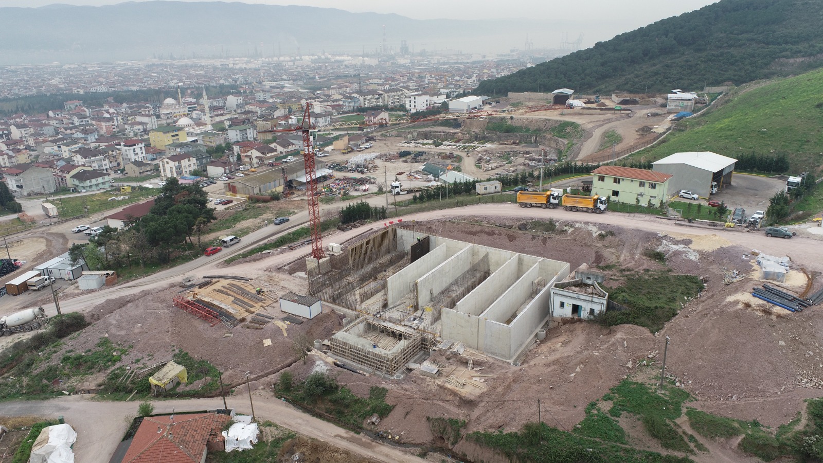 İSU’DAN KÖRFEZ’E YENİ DEPOLAR: 5.000 M³’LÜK DEPO TAMAM, 2 YENİ DEPO VE TERFİ MERKEZİ YAPIMDA