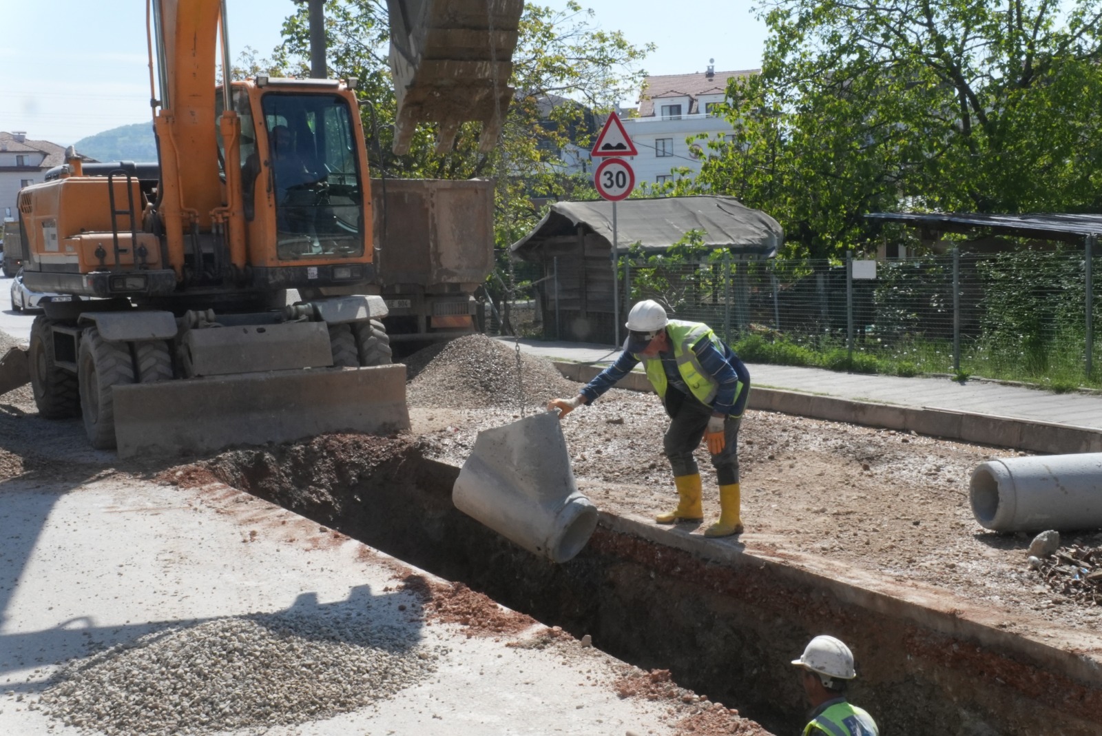 İSU’NUN GÖLCÜK ÇİFTLİK MAHALLESİ’NDEKİ ALTYAPI ÇALIŞMALARI TÜM HIZIYLA SÜRÜYOR