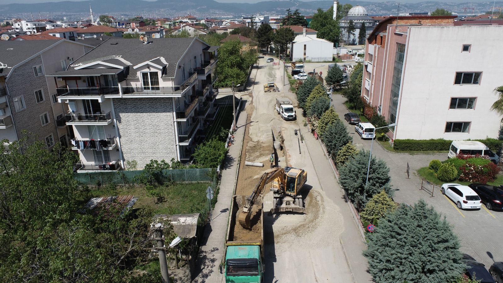 İSU’NUN GÖLCÜK ÇİFTLİK MAHALLESİ’NDEKİ ALTYAPI ÇALIŞMALARI TÜM HIZIYLA SÜRÜYOR