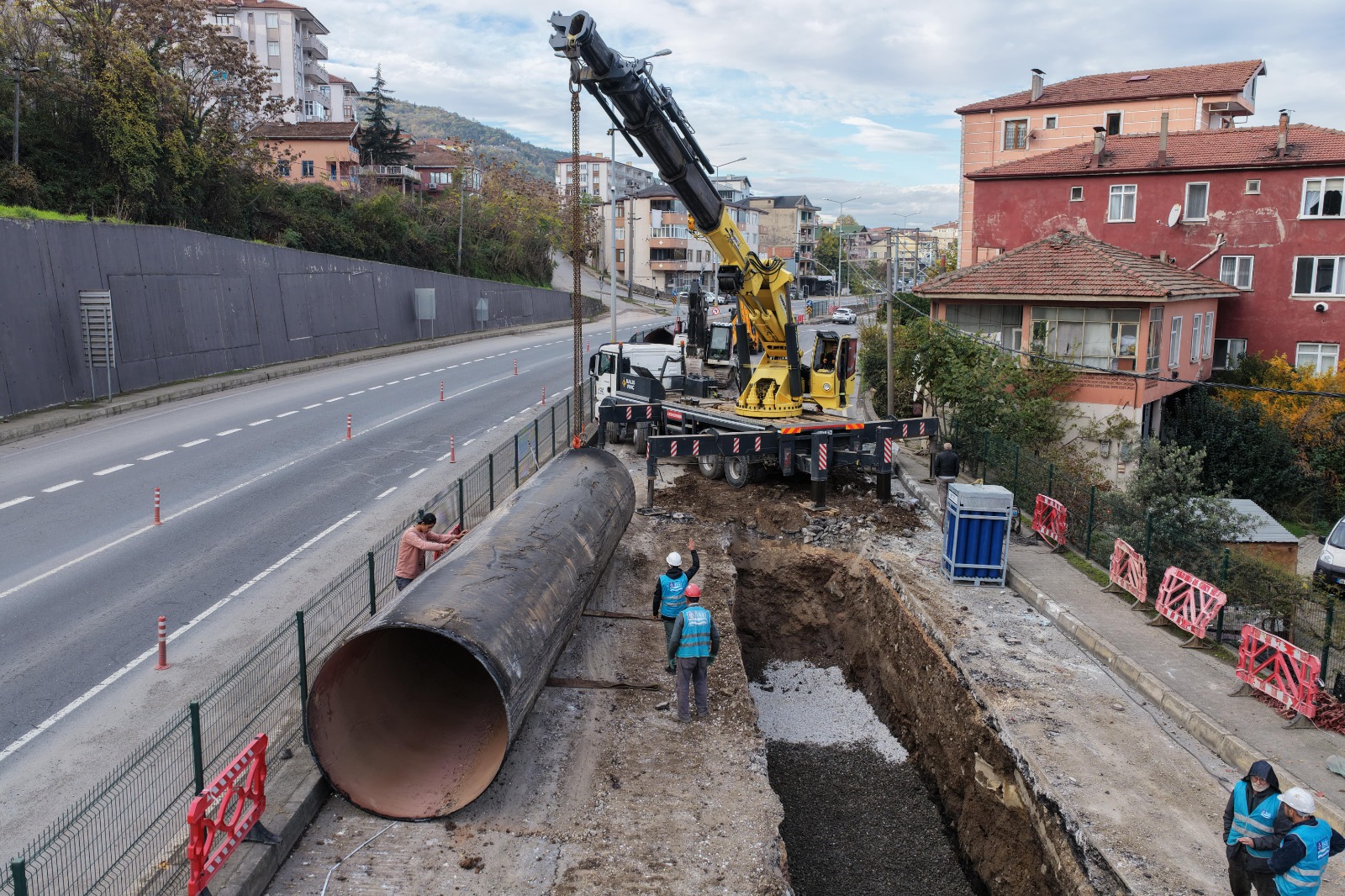 HALIDERE’DE ALTYAPI ÇALIŞMALARI TÜM HIZIYLA DEVAM EDİYOR