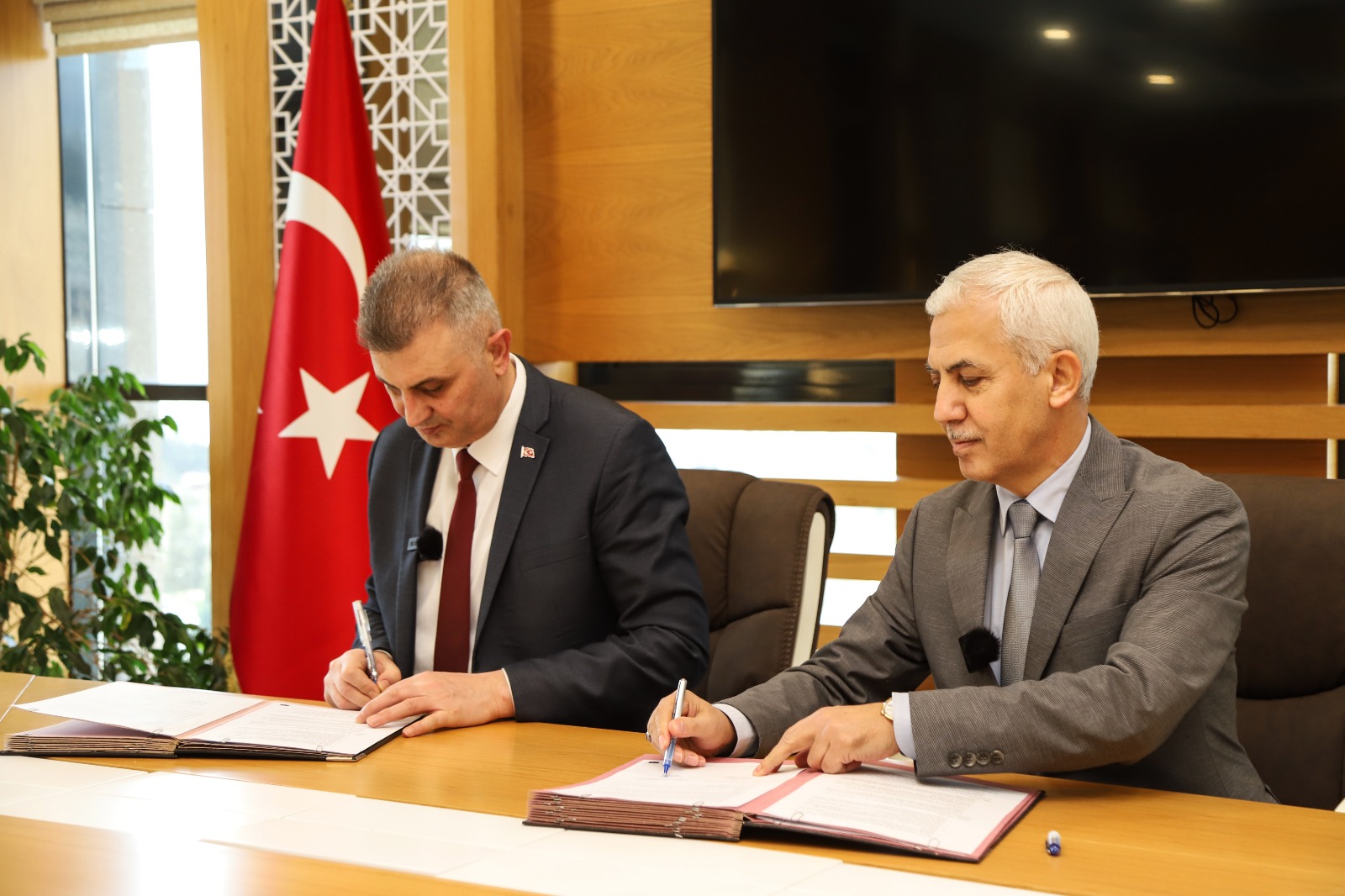 GÖLCÜK’TE DİJİTAL RUHSAT SÜRECİ BAŞLIYOR; İSU İLE GÖLCÜK BELEDİYESİ PROTOKOL İMZALADI