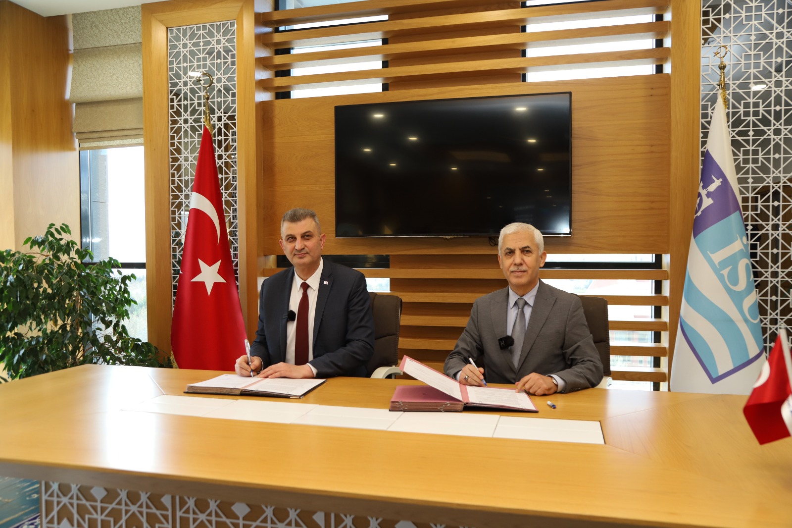 GÖLCÜK’TE DİJİTAL RUHSAT SÜRECİ BAŞLIYOR; İSU İLE GÖLCÜK BELEDİYESİ PROTOKOL İMZALADI
