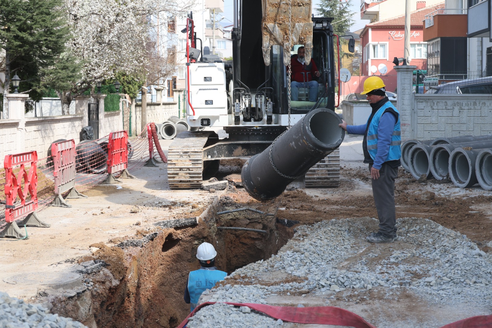 DERİNCE’DE ALTYAPI ÇALIŞMALARI TÜM HIZIYLA SÜRÜYOR