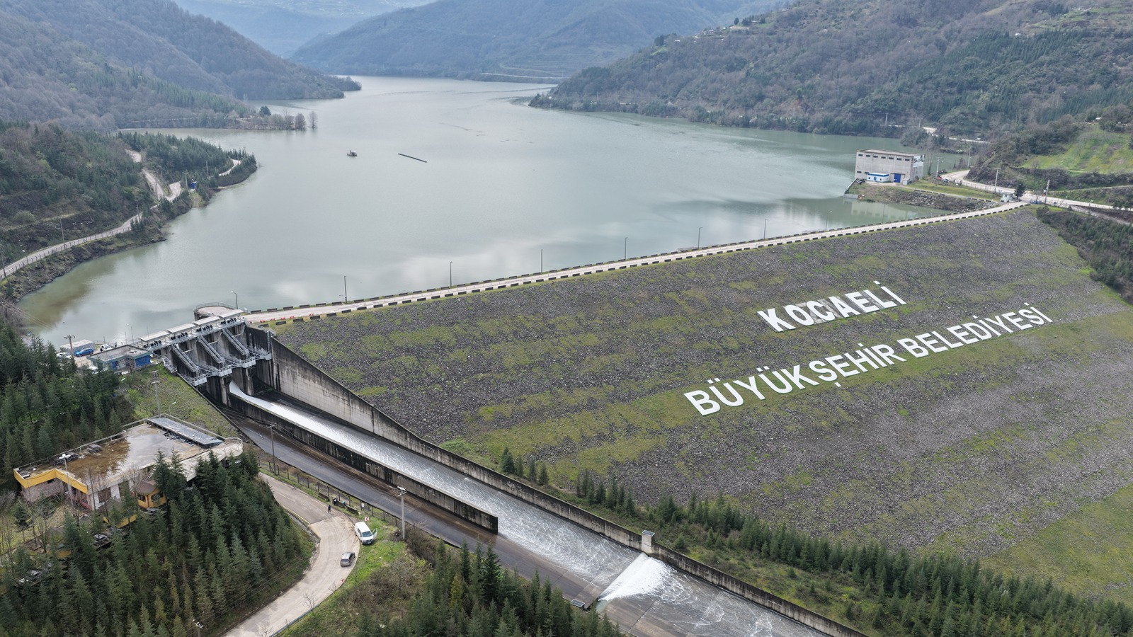 İSU’DAN STRATEJİK SU YÖNETİMİ HAMLESİ: YUVACIK’TA SAVAKLANAN SU SAPANCA GÖLÜ’NE GERİ KAZANDIRILIYOR