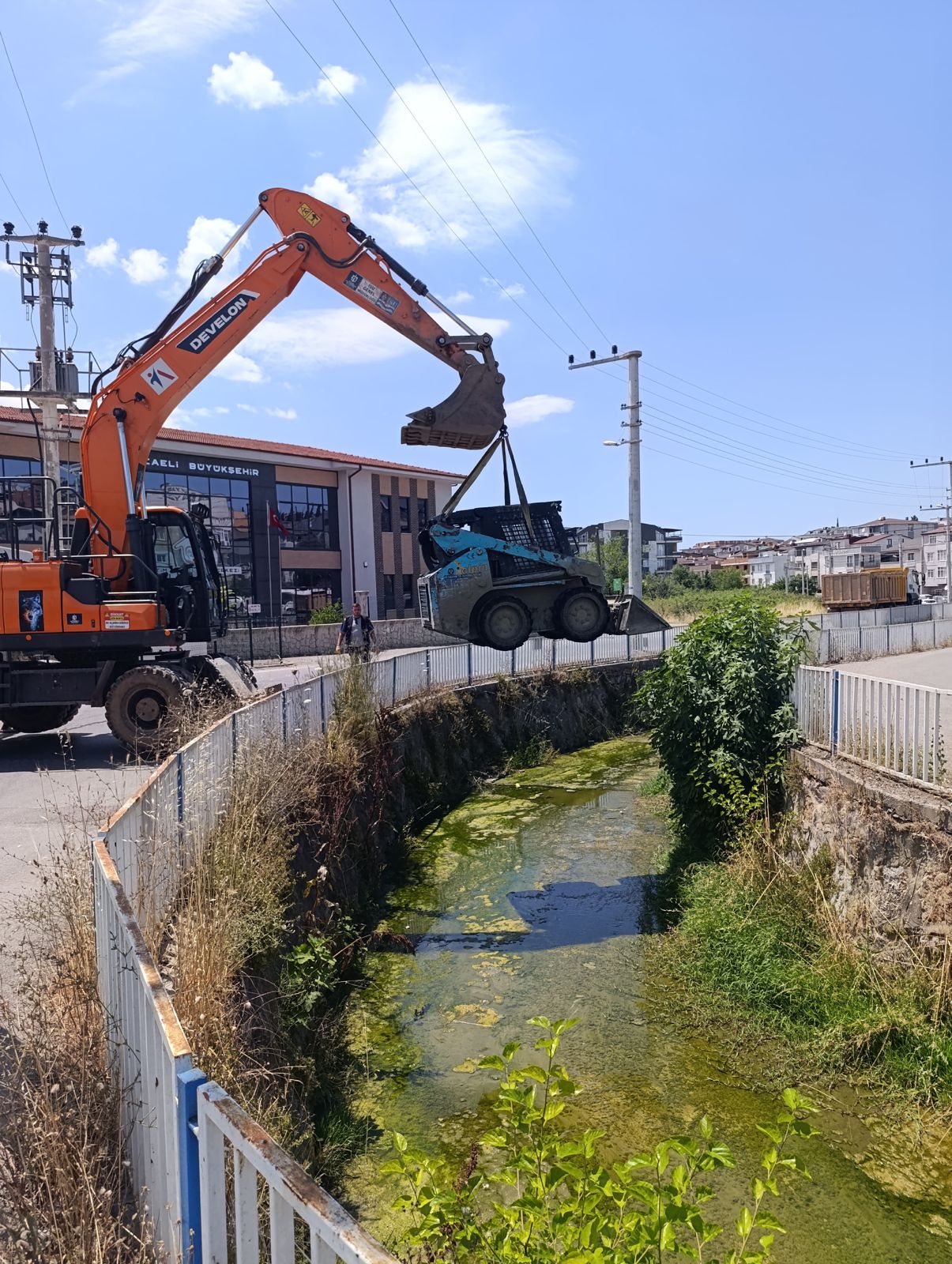 DERE YATAKLARINA ATILAN ATIKLAR TAŞKIN RİSKİNİ ARTIRIYOR
